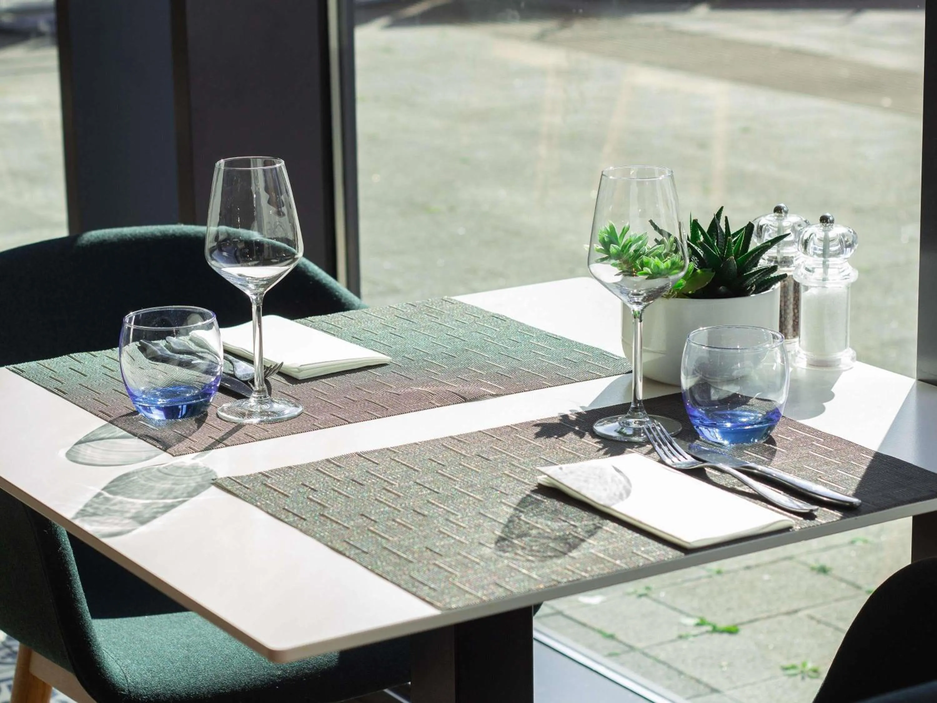 Restaurant/places to eat in Novotel London Wembley