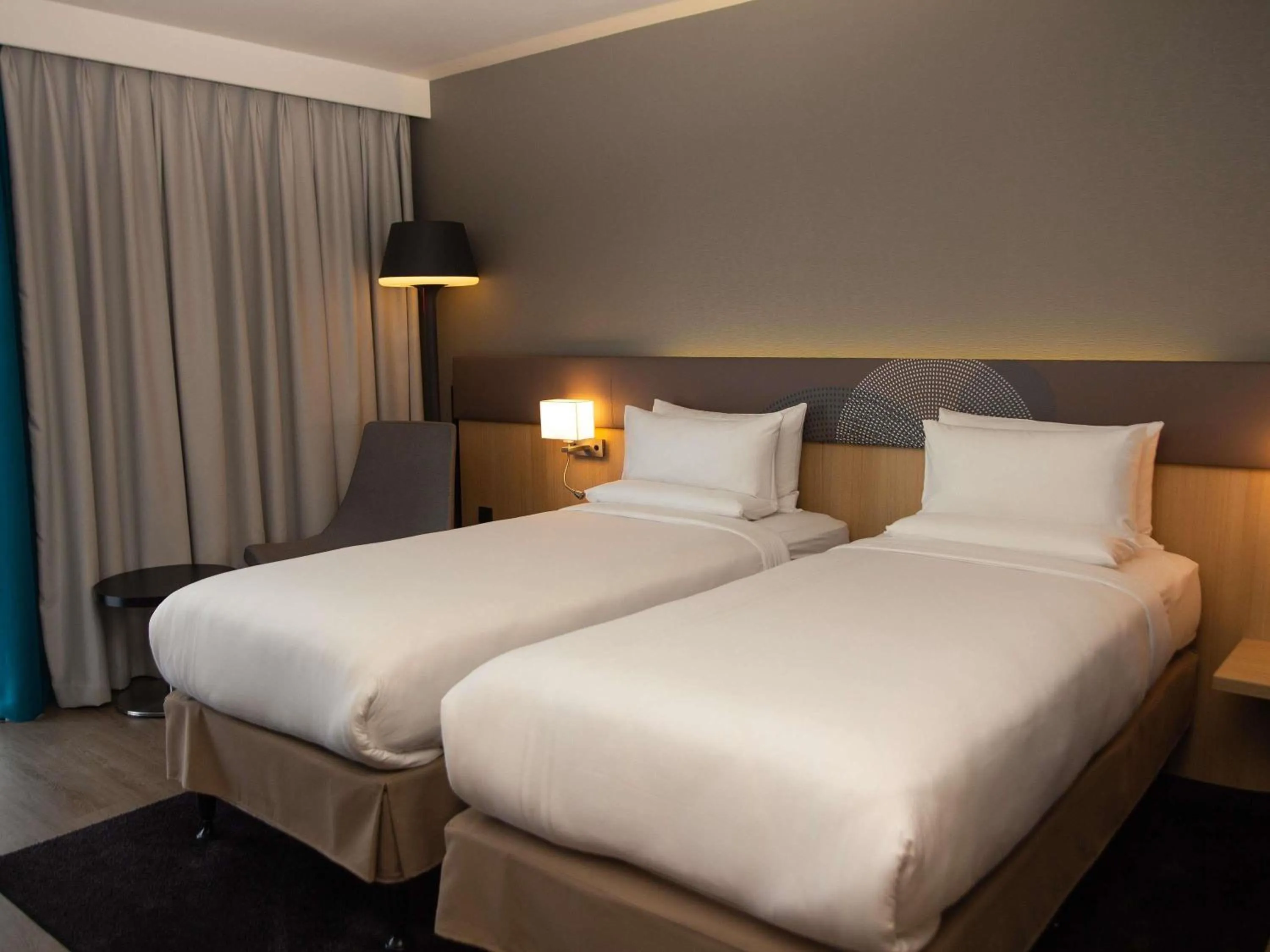 Bedroom, Bed in Novotel London Wembley