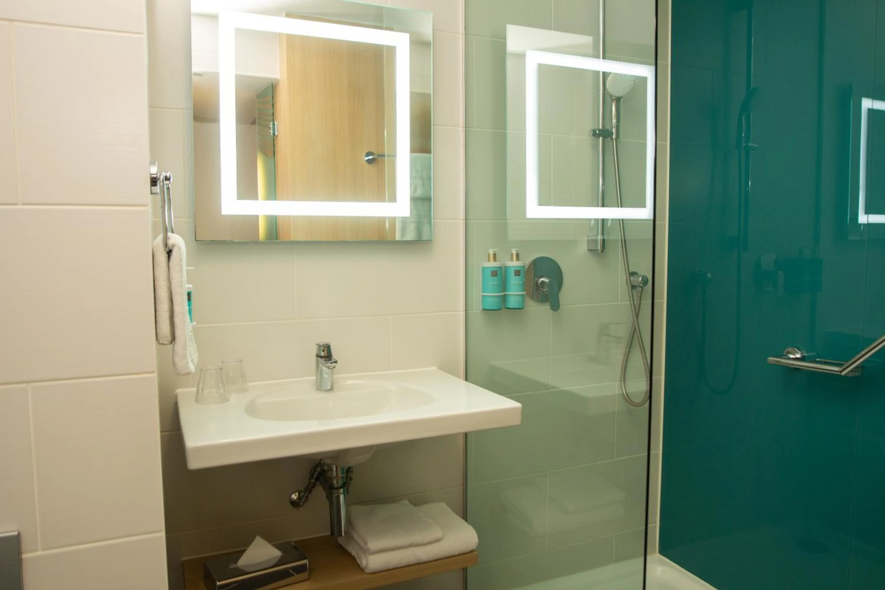 Shower in Novotel London Wembley