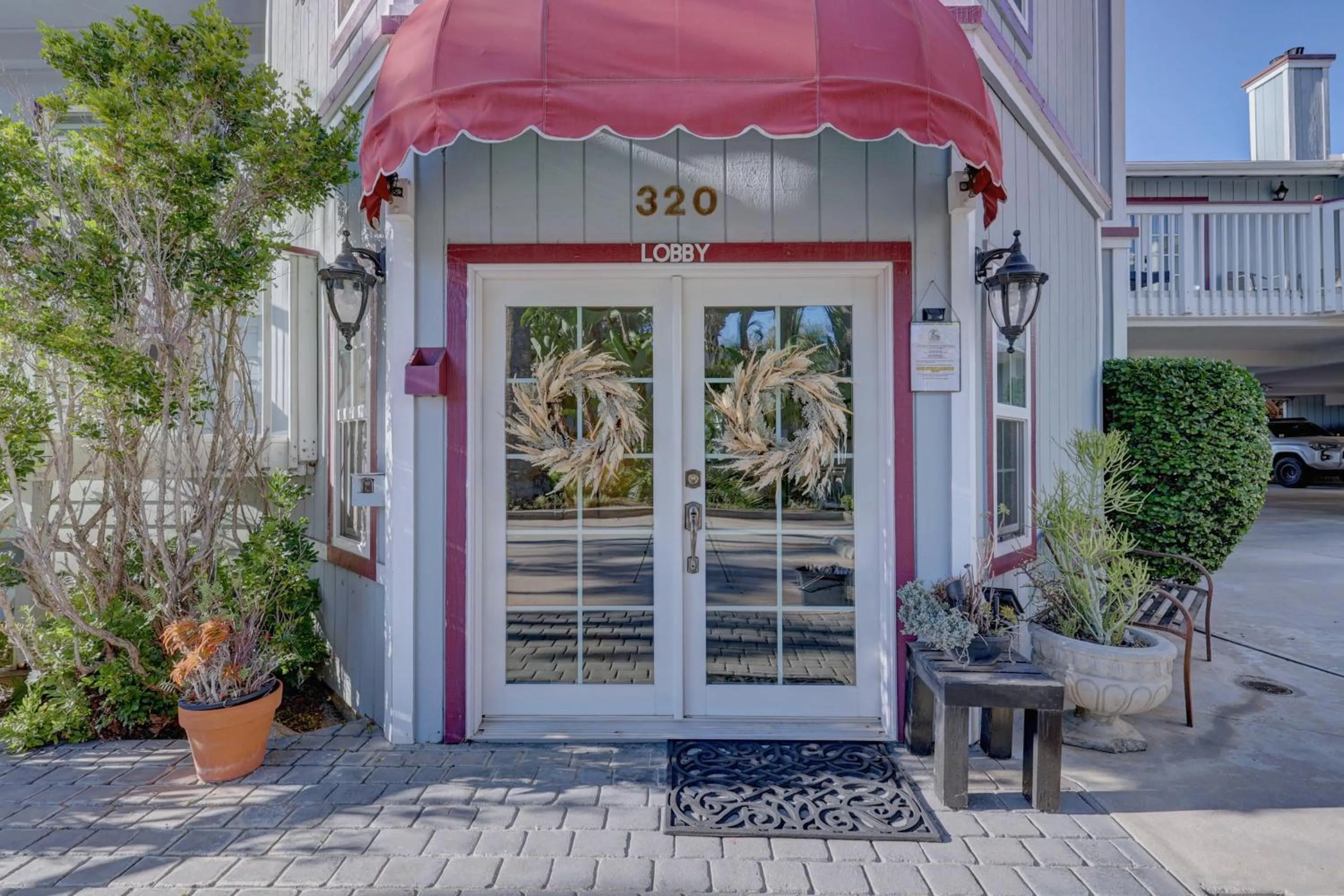 Facade/entrance in Pelican Cove Inn