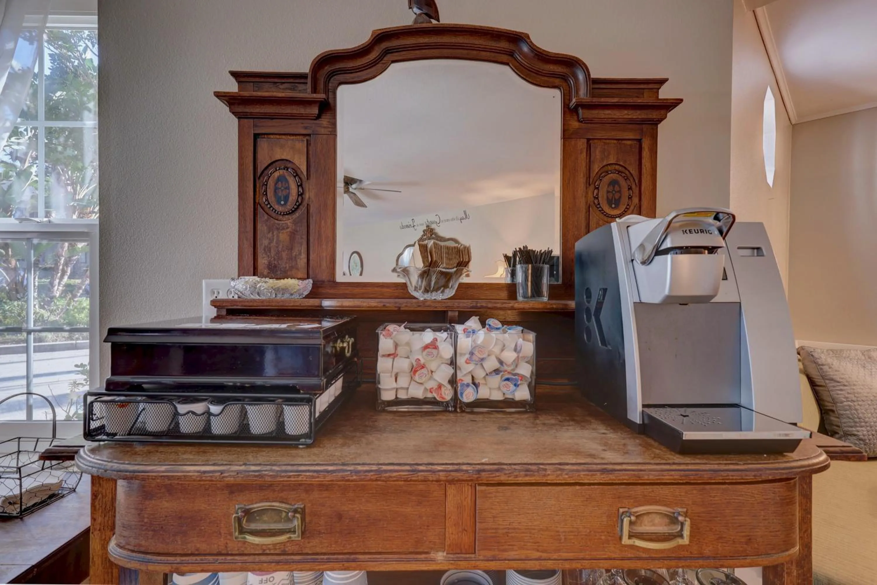 Coffee/tea facilities in Pelican Cove Inn