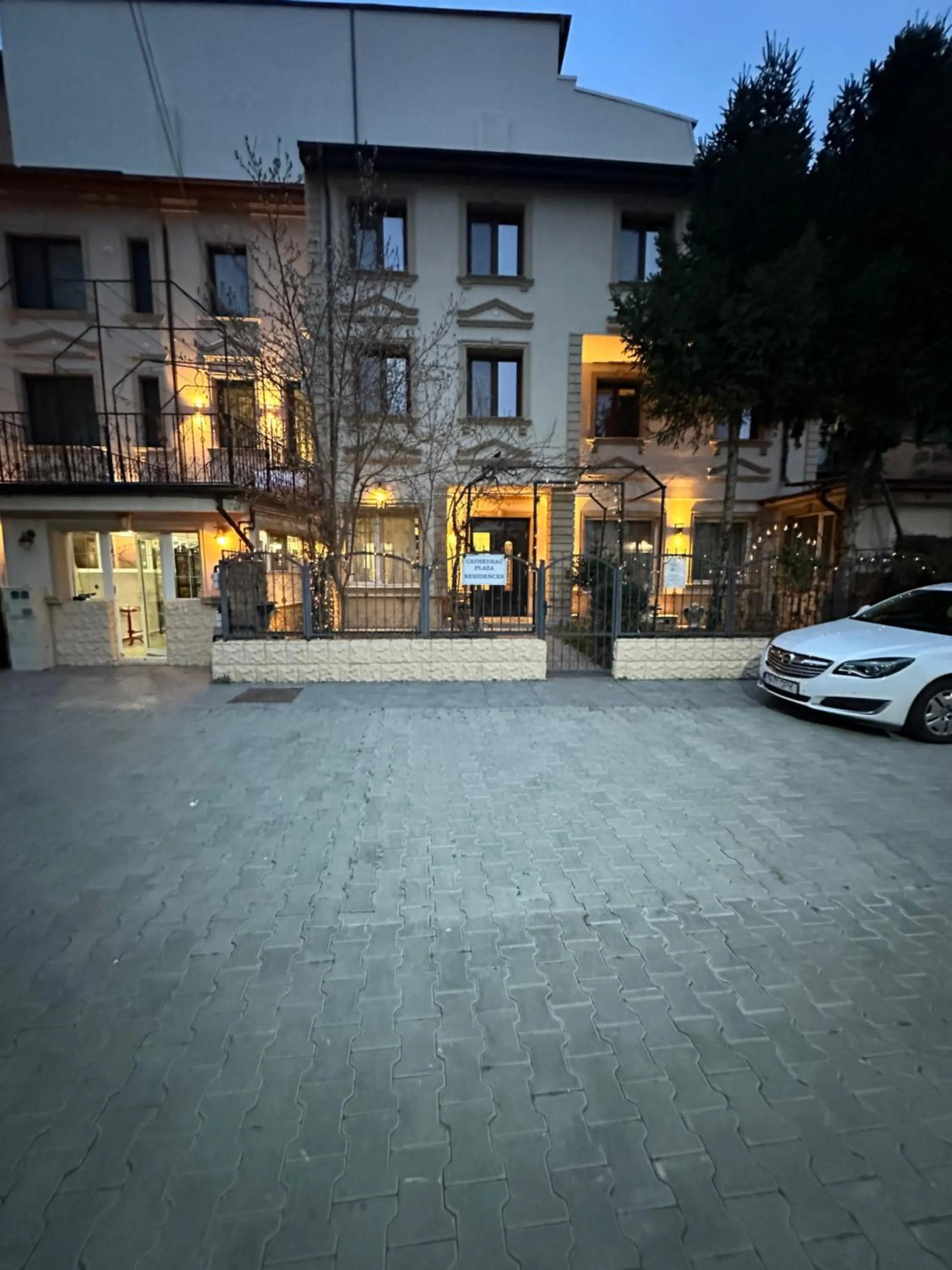 Hotel Boutique Cathedral Plaza Residences room for rent downtown