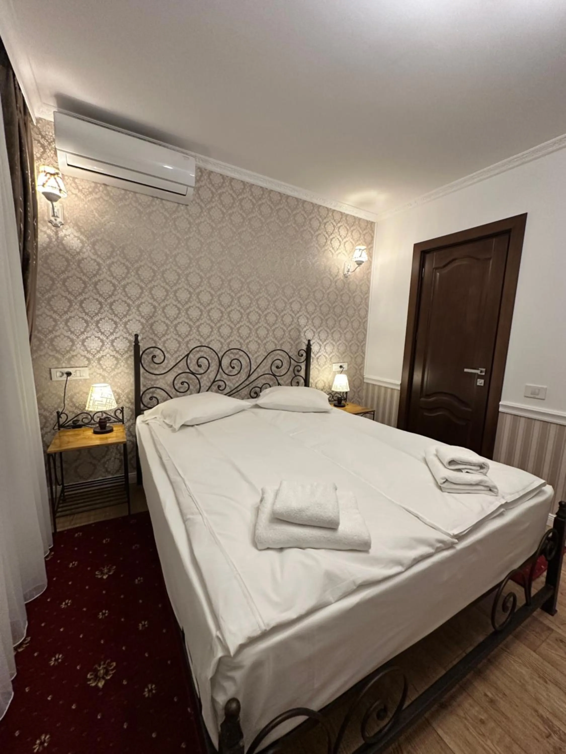 Bed in Hotel Boutique Cathedral Plaza Residences room for rent downtown