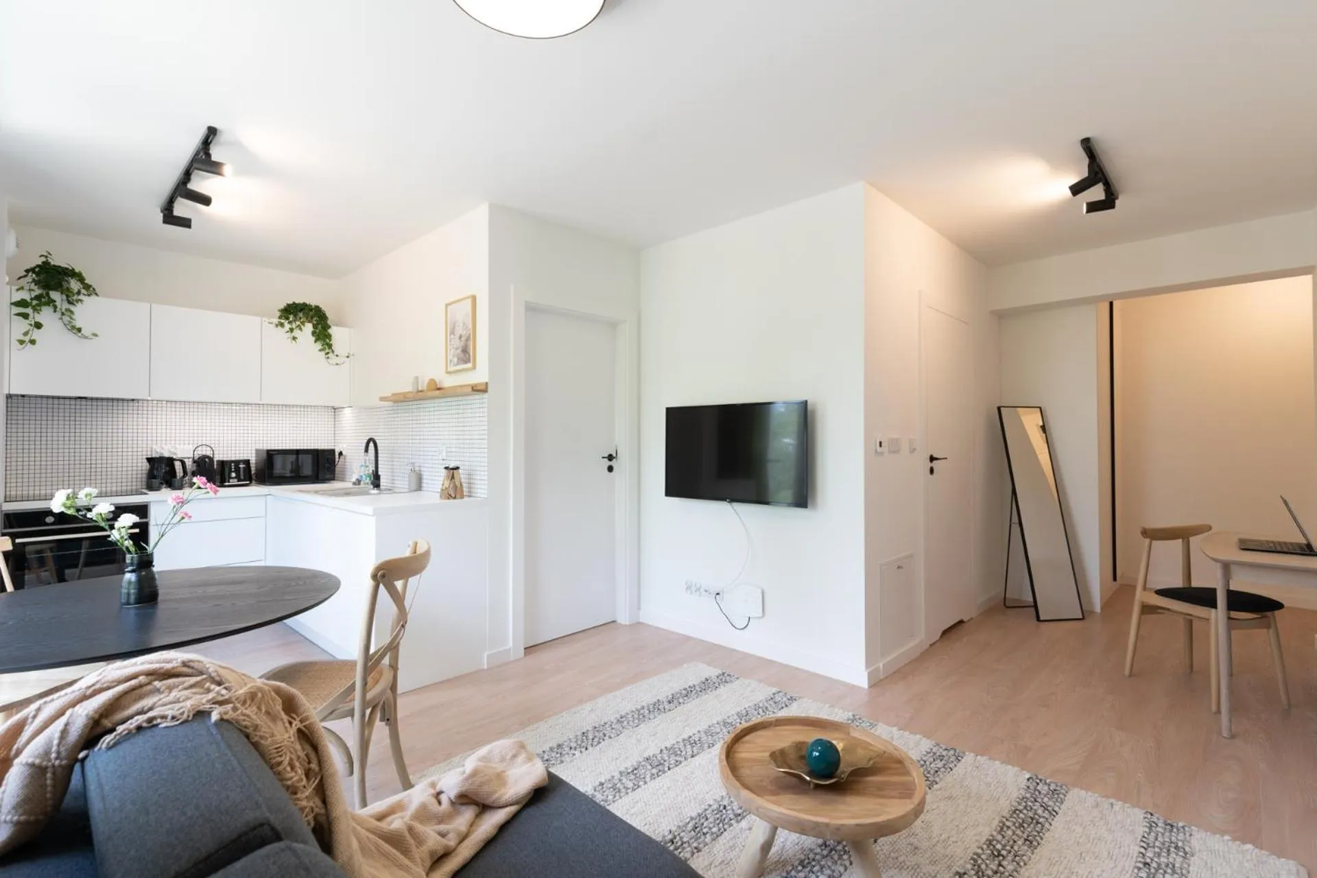 TV and multimedia in EXCLUSIVE Aparthotel Kraków Lubicz 40