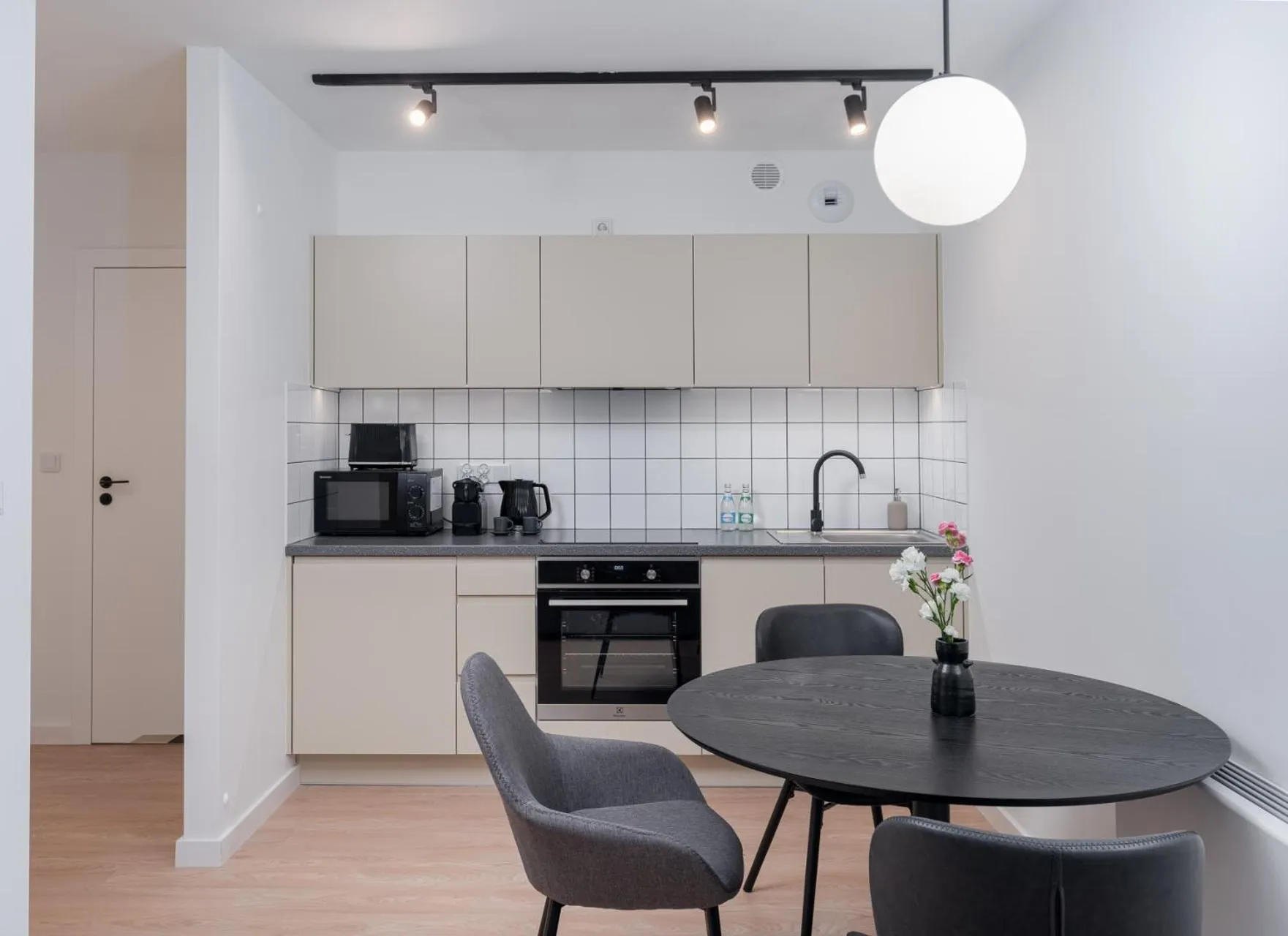 Kitchen or kitchenette in EXCLUSIVE Aparthotel Kraków Lubicz 40