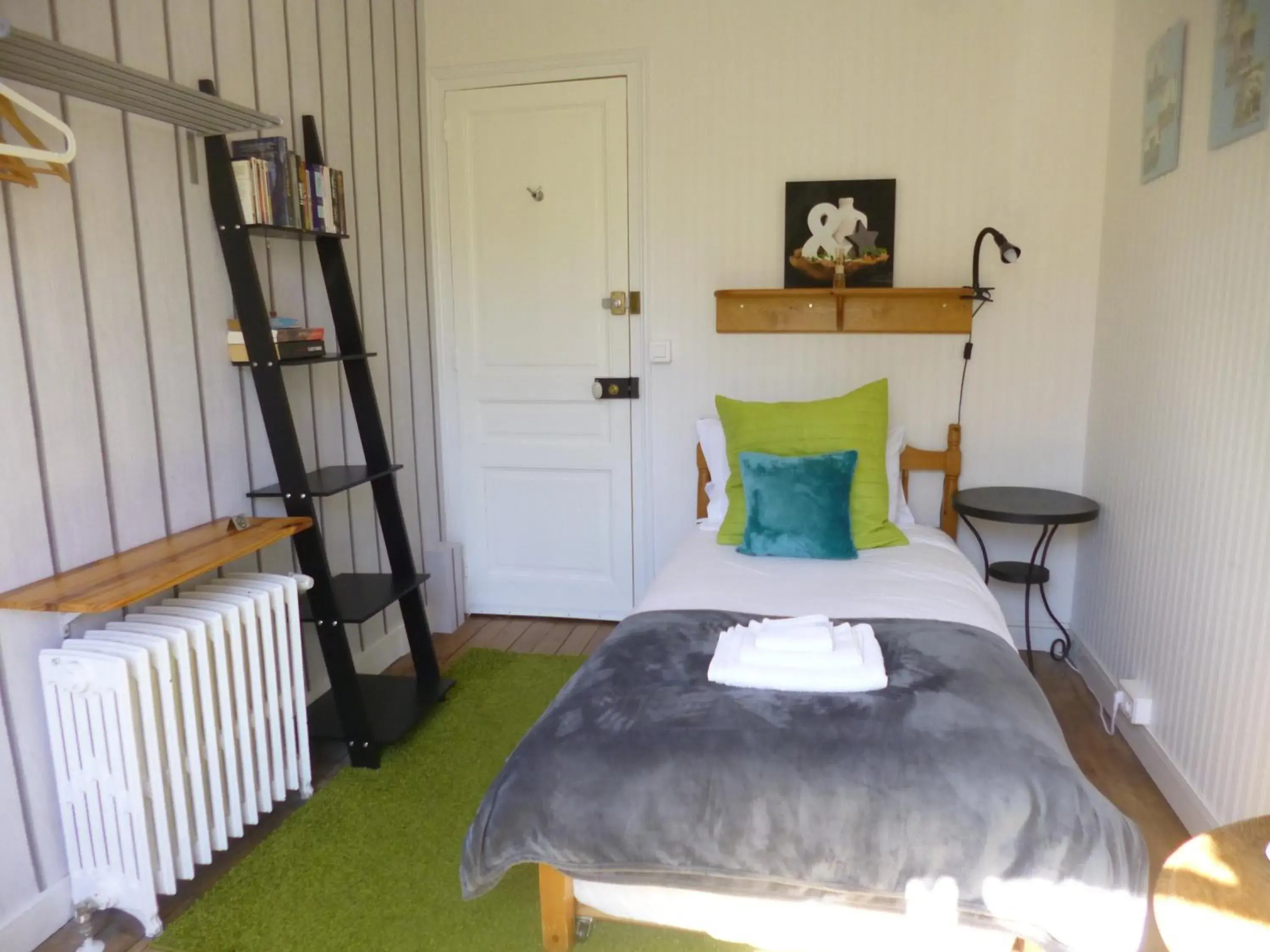 Single Room with Private Bathroom in La Maison Du Marchand Single Room with Private Bathroom in La Maison Du Marchand