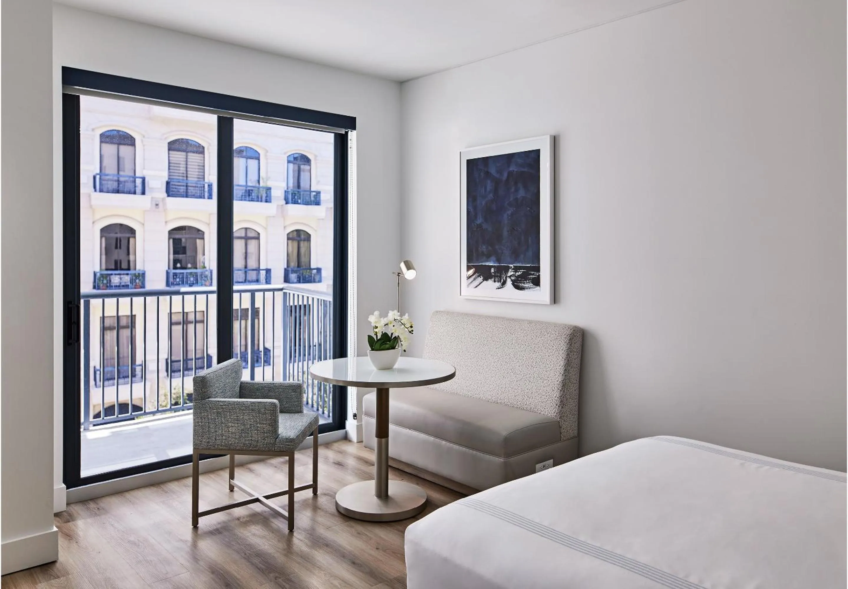 Seating area, Bed in AKA West Palm