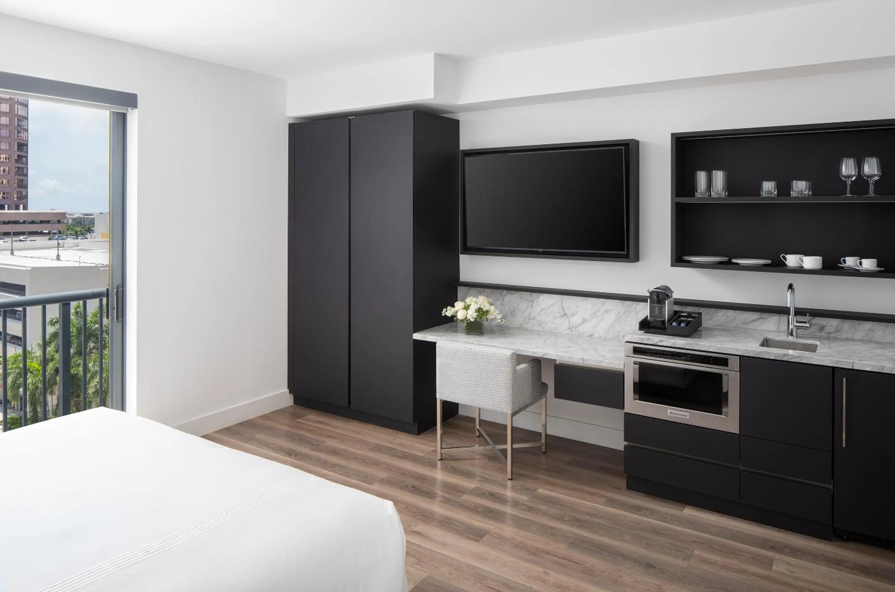 Seating area, Bed in AKA West Palm