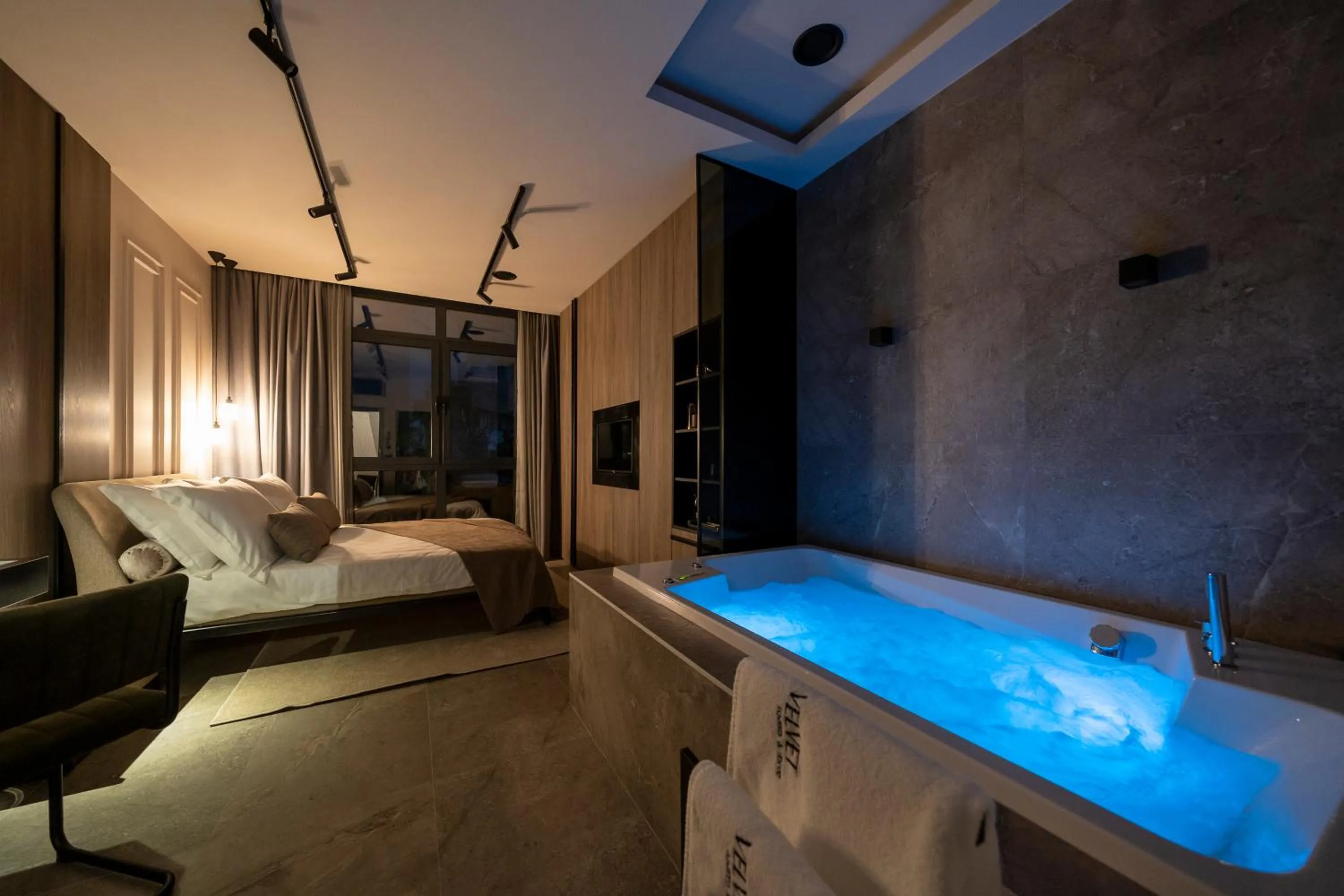 Hot Tub, Bed in VELVET rooms & more