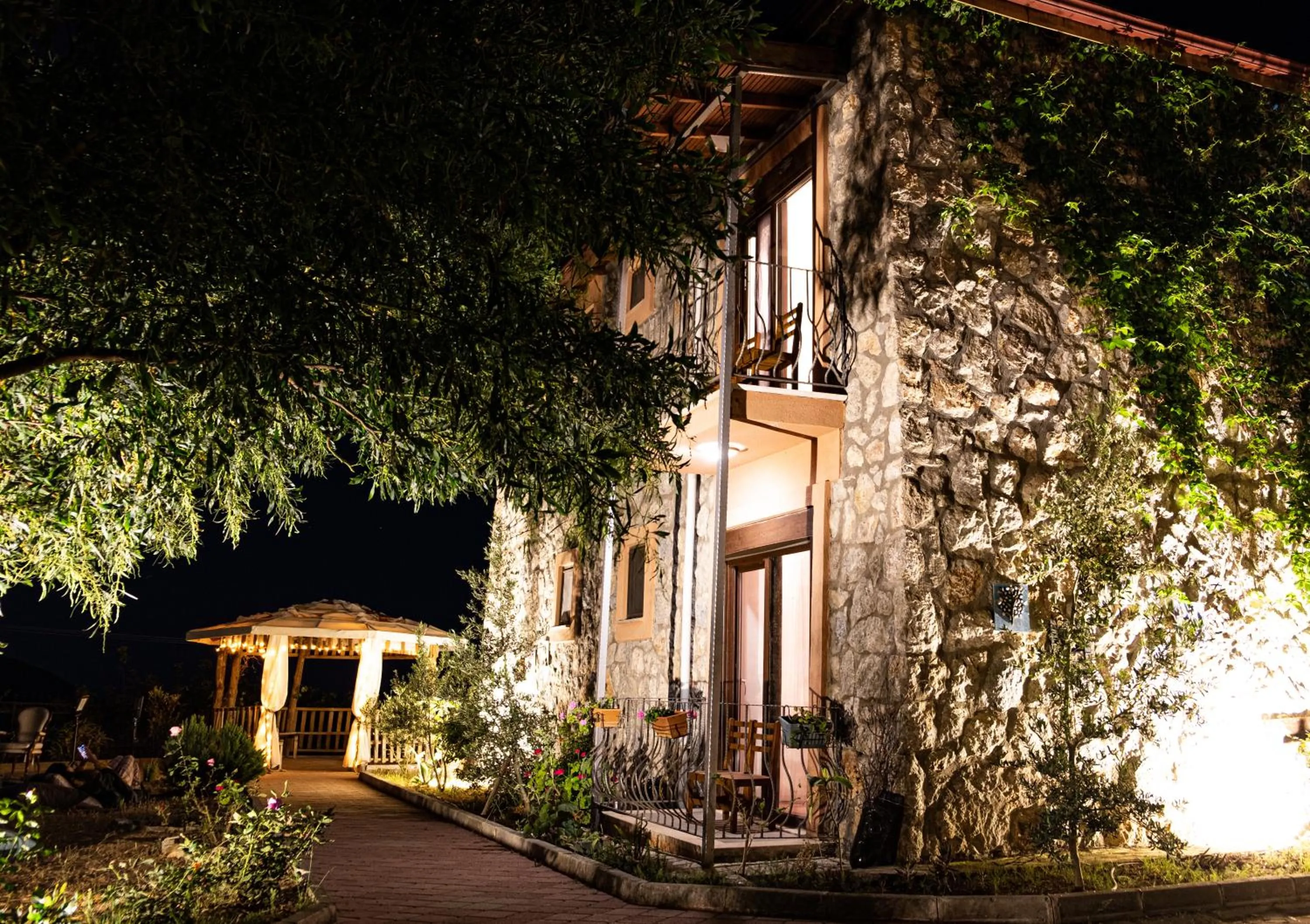 Property building in Casa Di Pietra