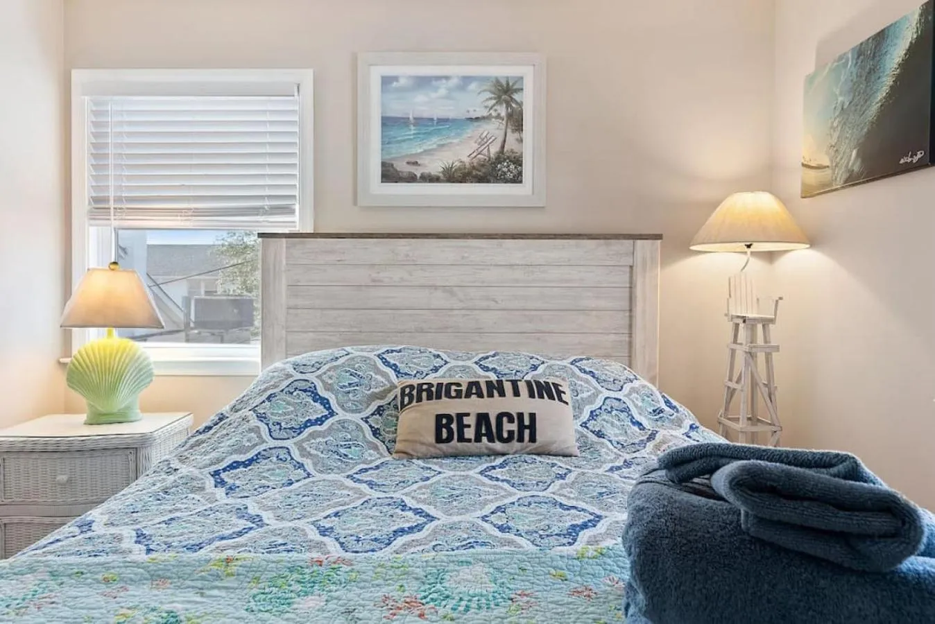 Bed in Unit B 2nd fl 2nd fl Hideaway 2 Block to Beach Parking