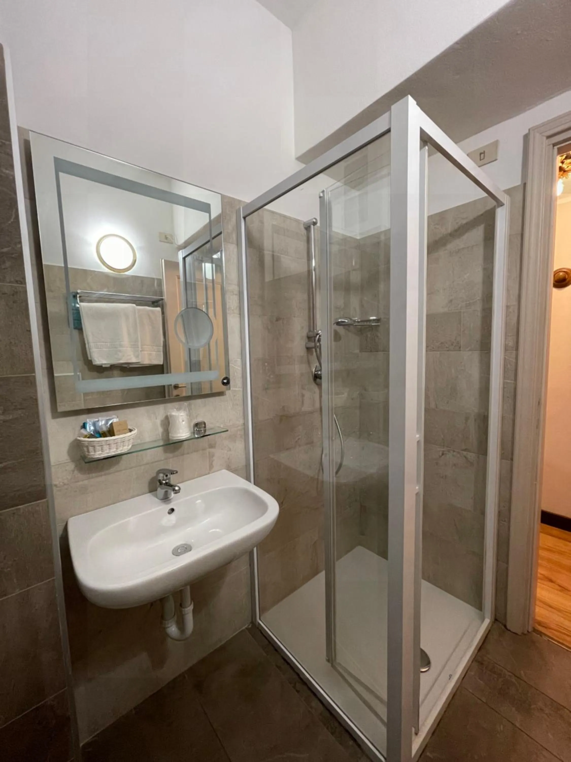 Shower in Hotel La Torre