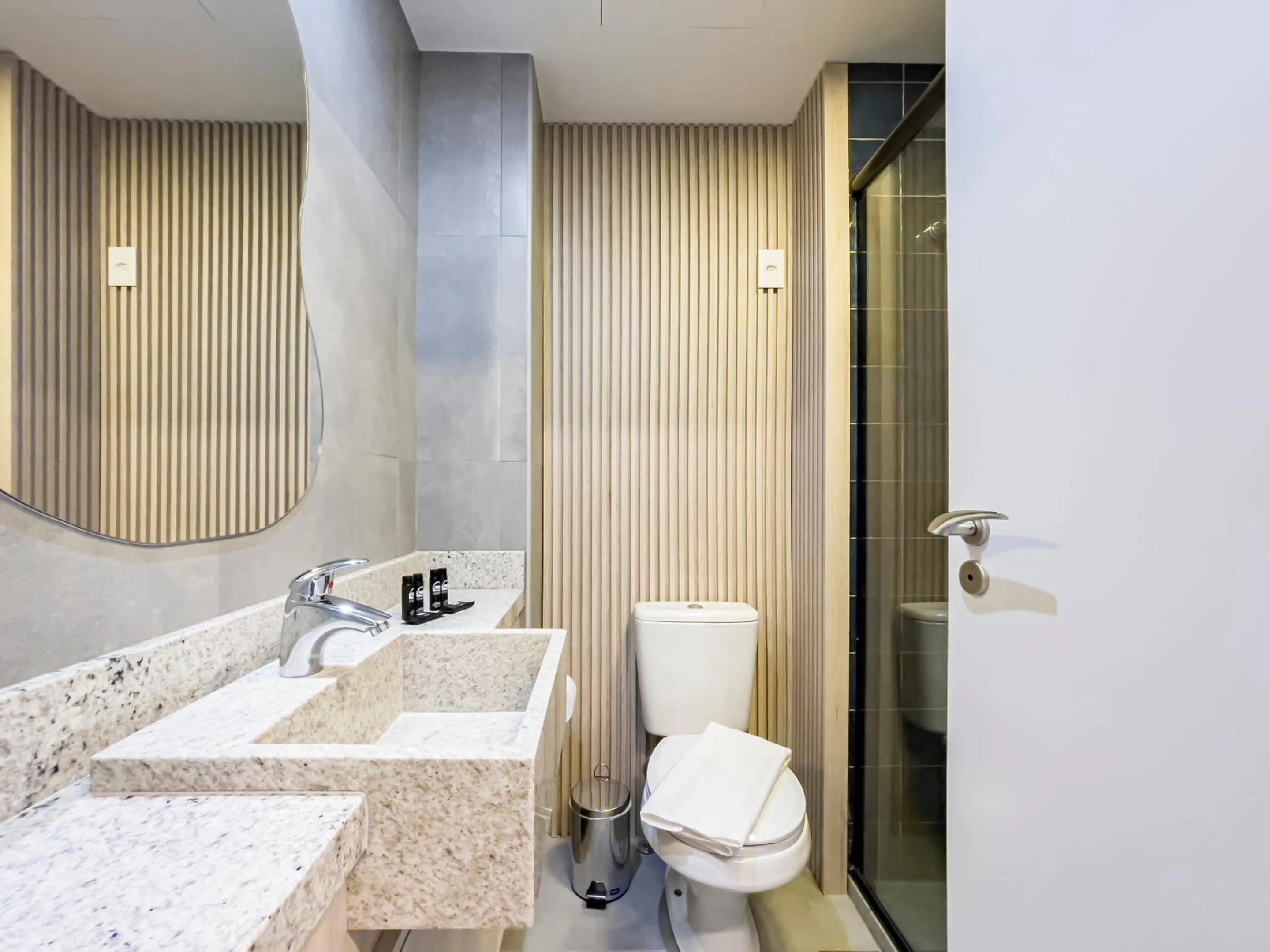 Shower in Charlie Porto Alegre Moinhos