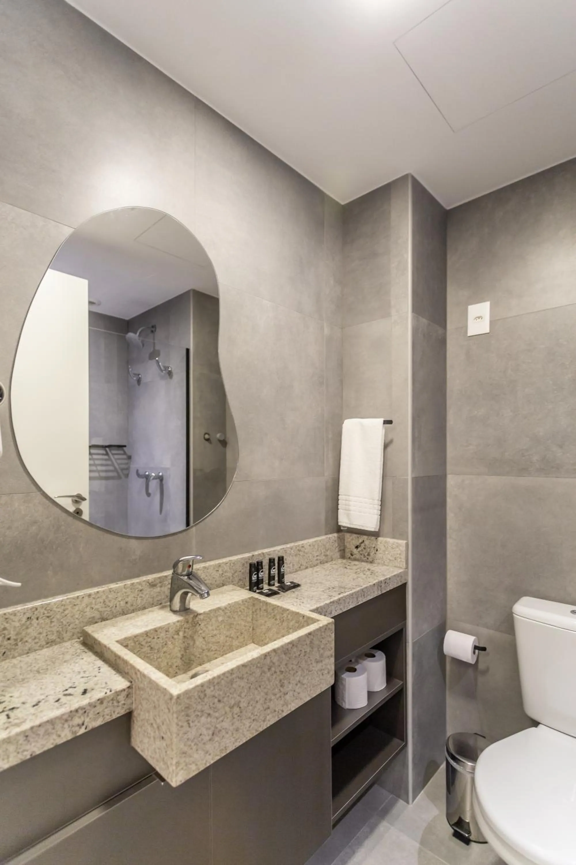 Shower in Charlie Porto Alegre Moinhos