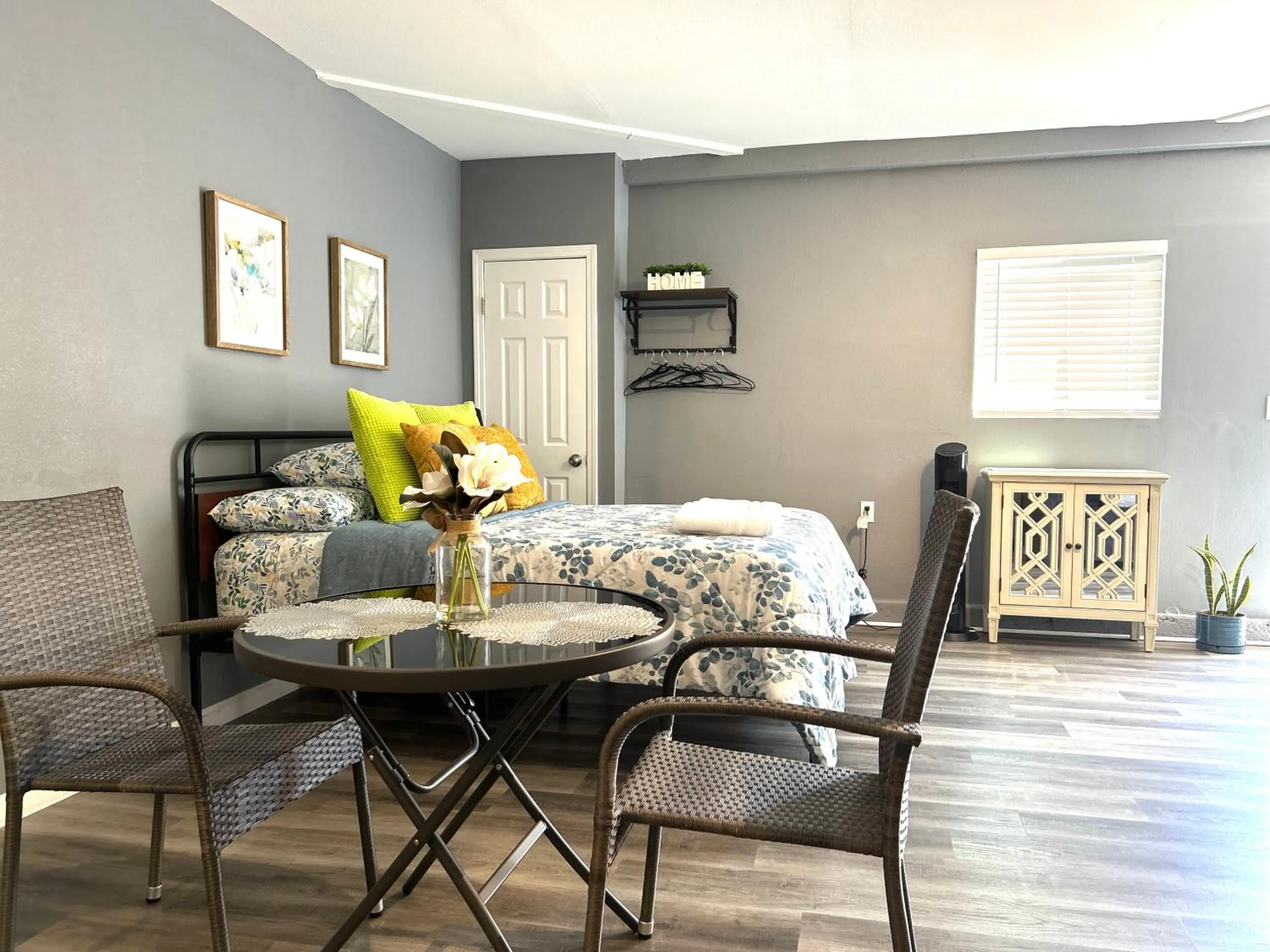 Bed in Spacious Studio with Private Entry