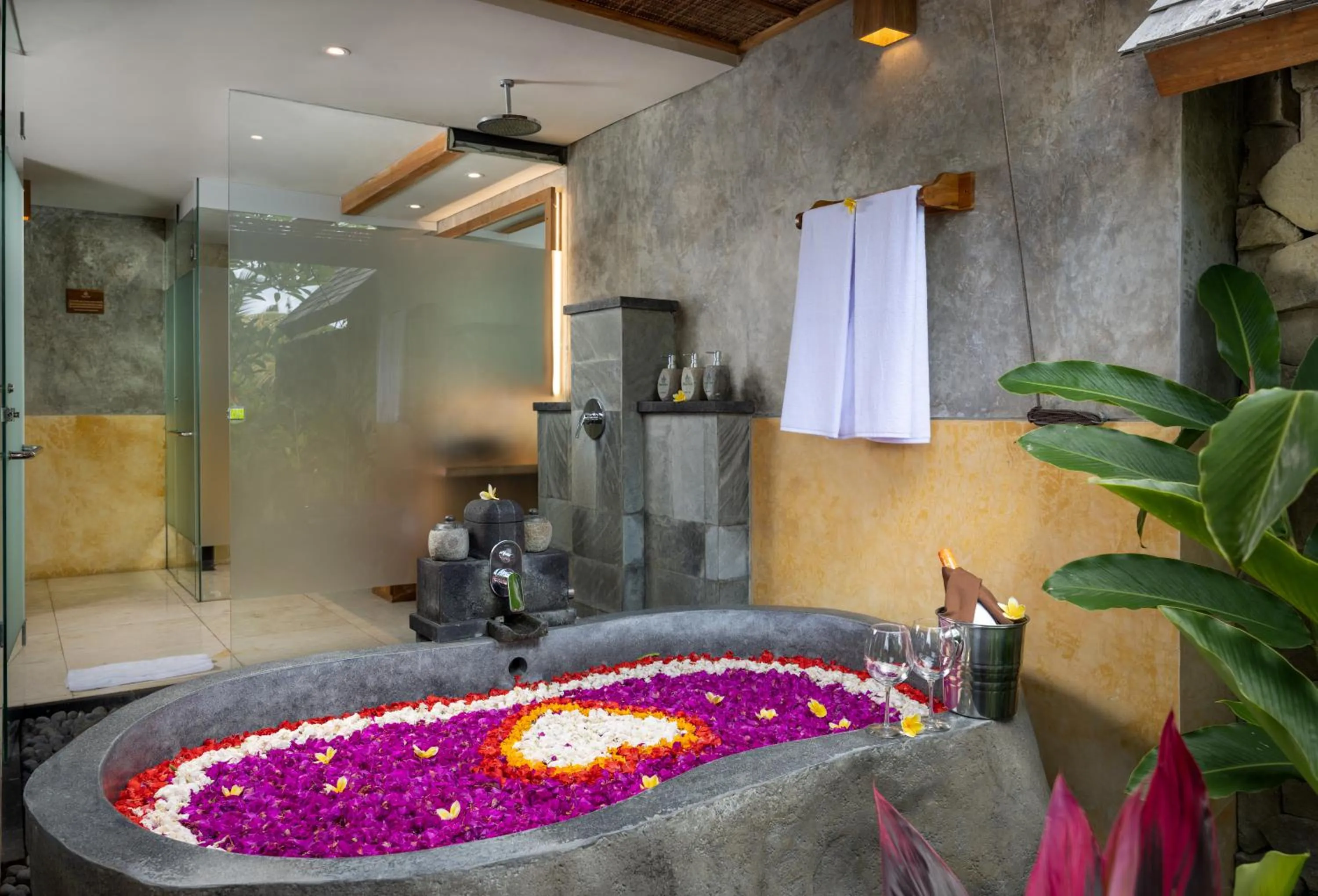 Hot Tub in Wana Bucu Villas by GenuineHost