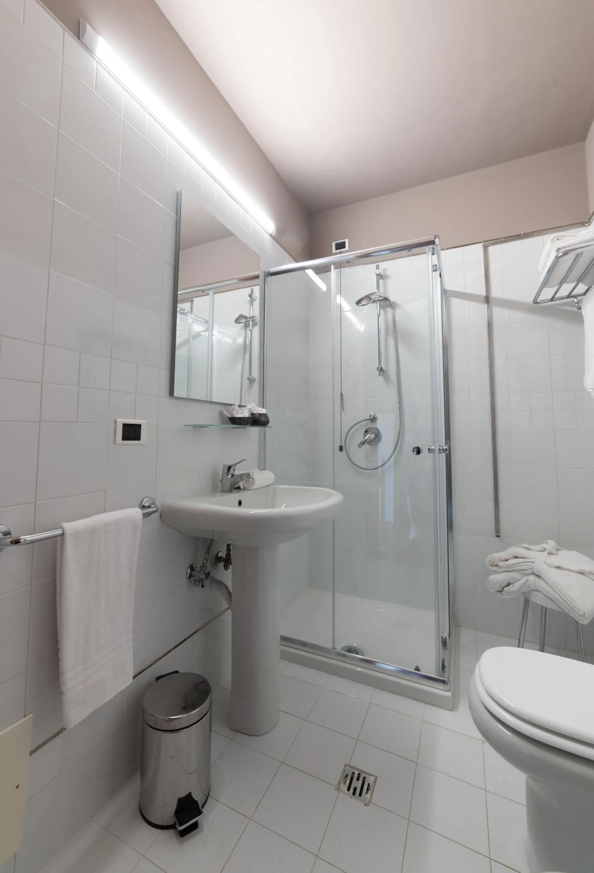 Bathroom in HOTEL QUERINI Essential Business Hotel Sandrigo