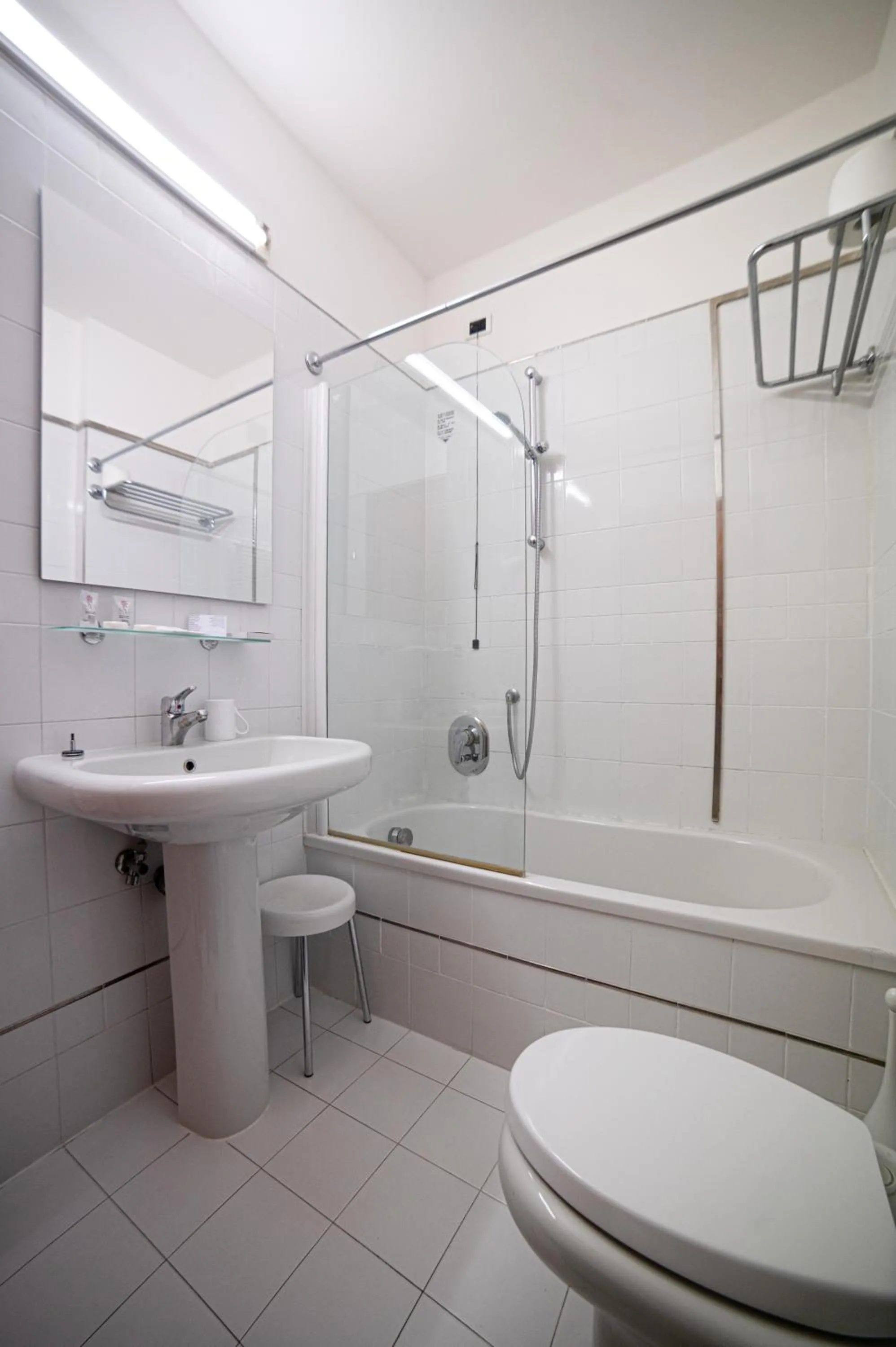 Bathroom in HOTEL QUERINI Essential Business Hotel Sandrigo