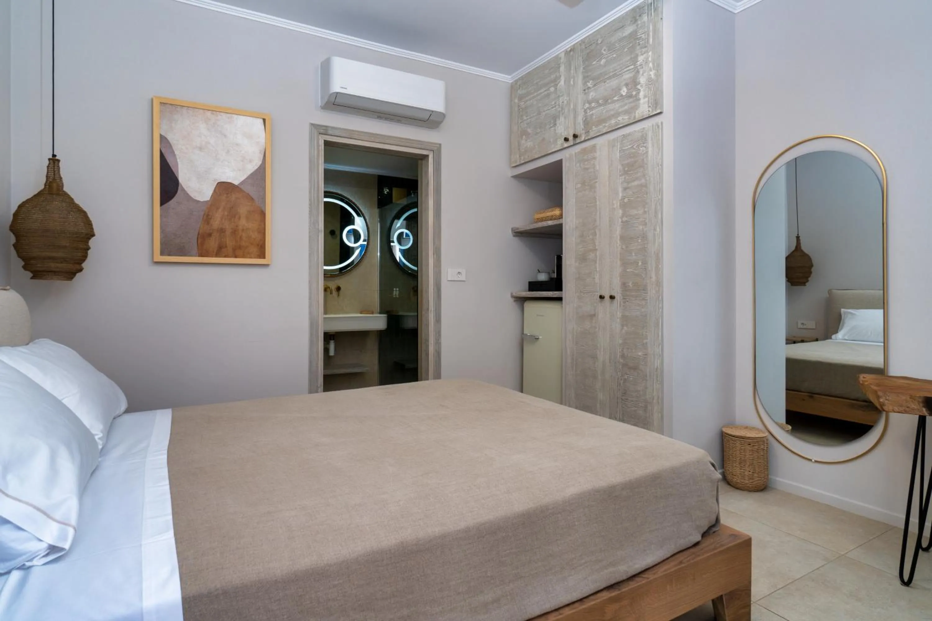 Photo of the whole room, Bed in Selene