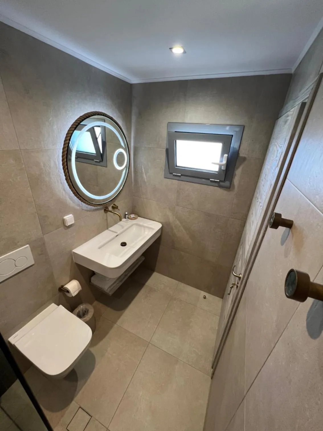 Toilet in Selene