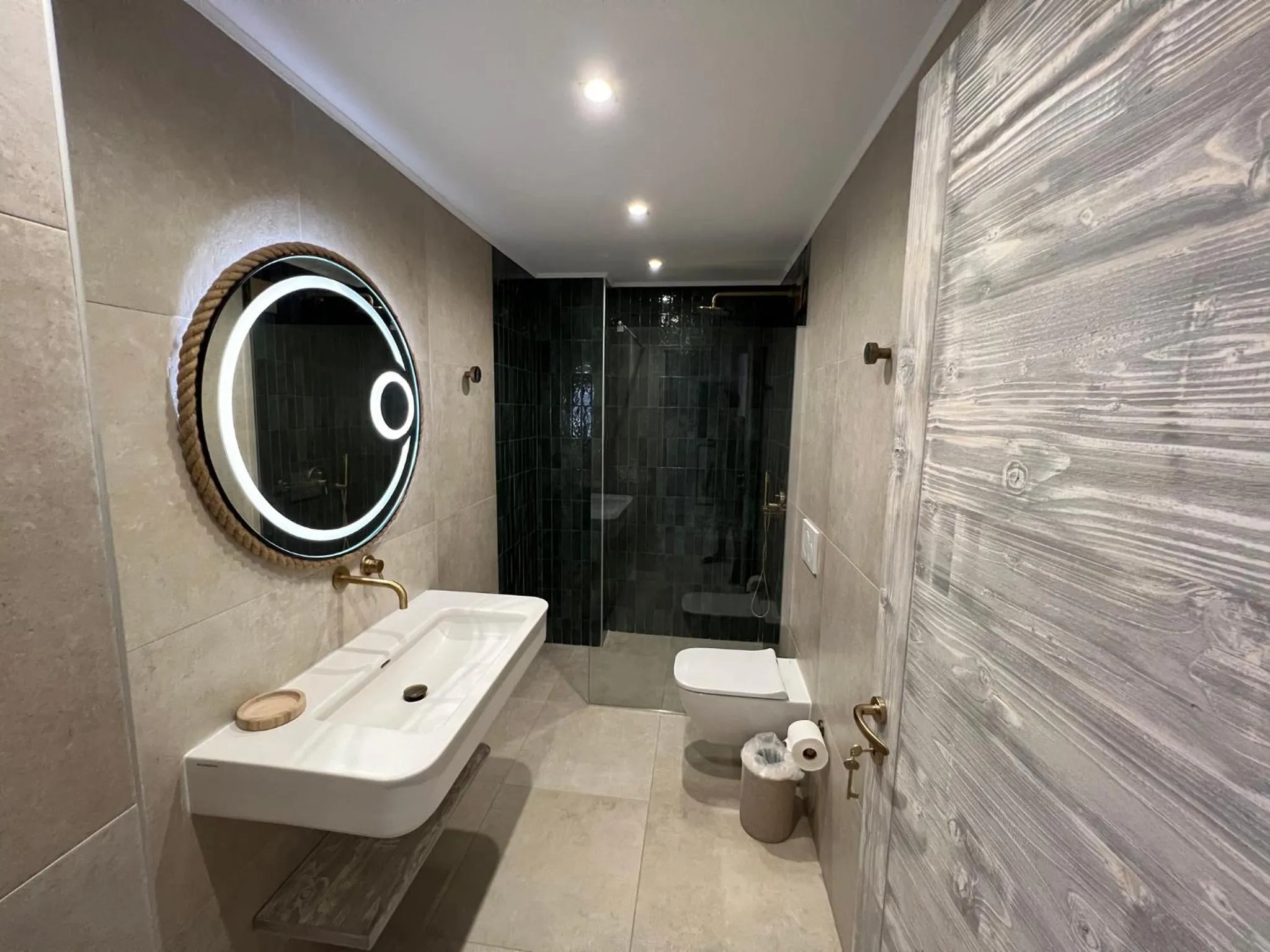 Shower in Selene