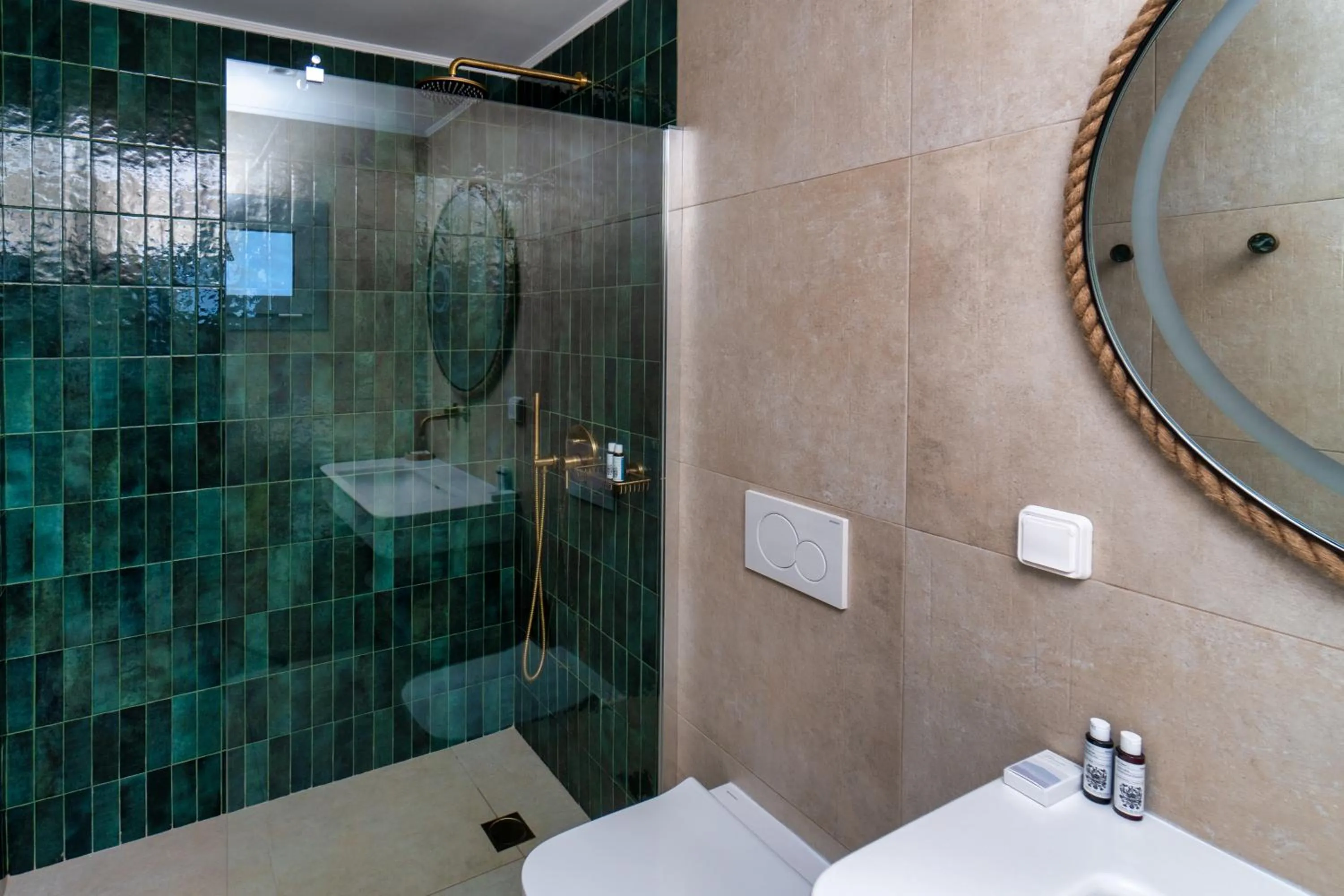 Shower in Selene