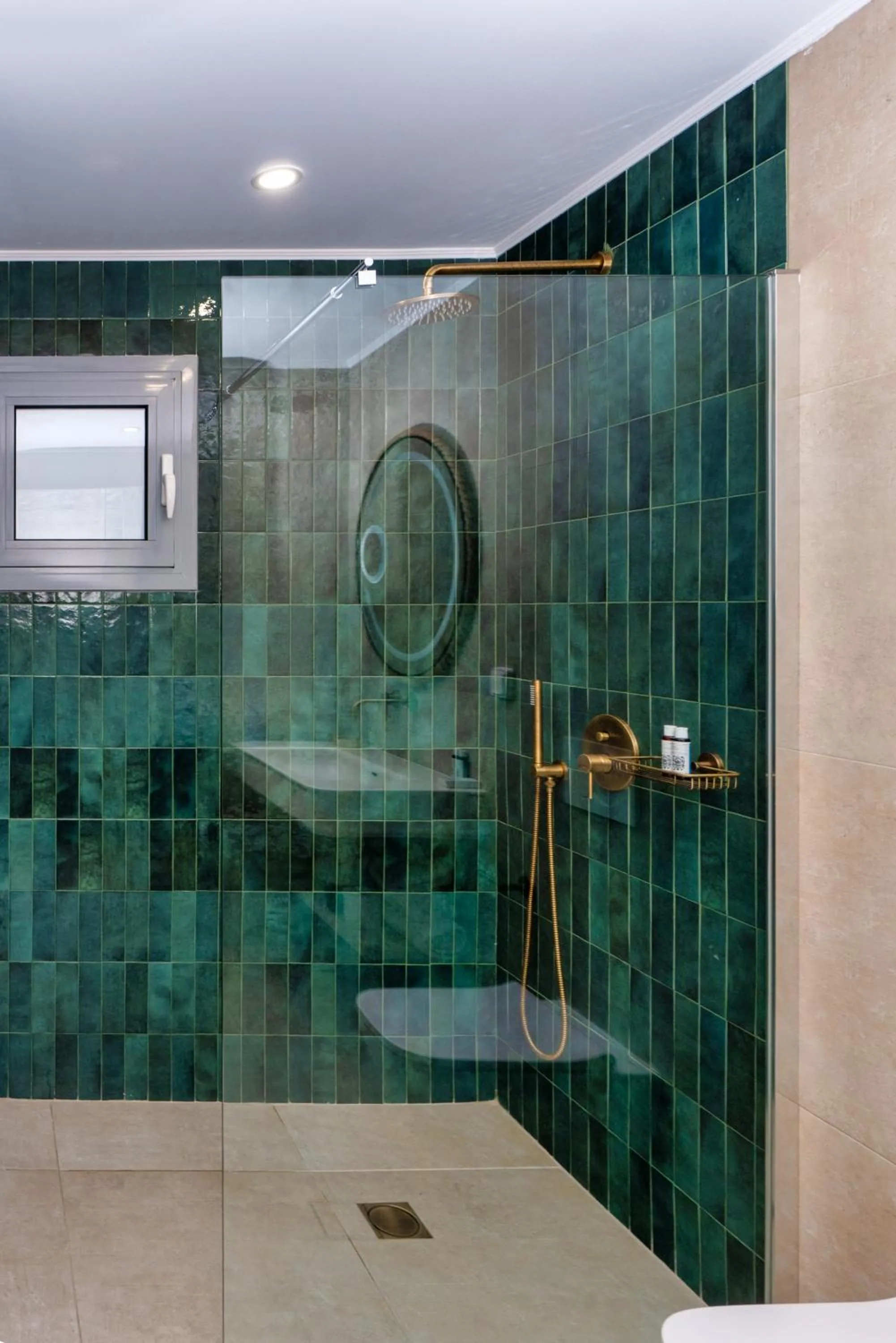Shower in Selene