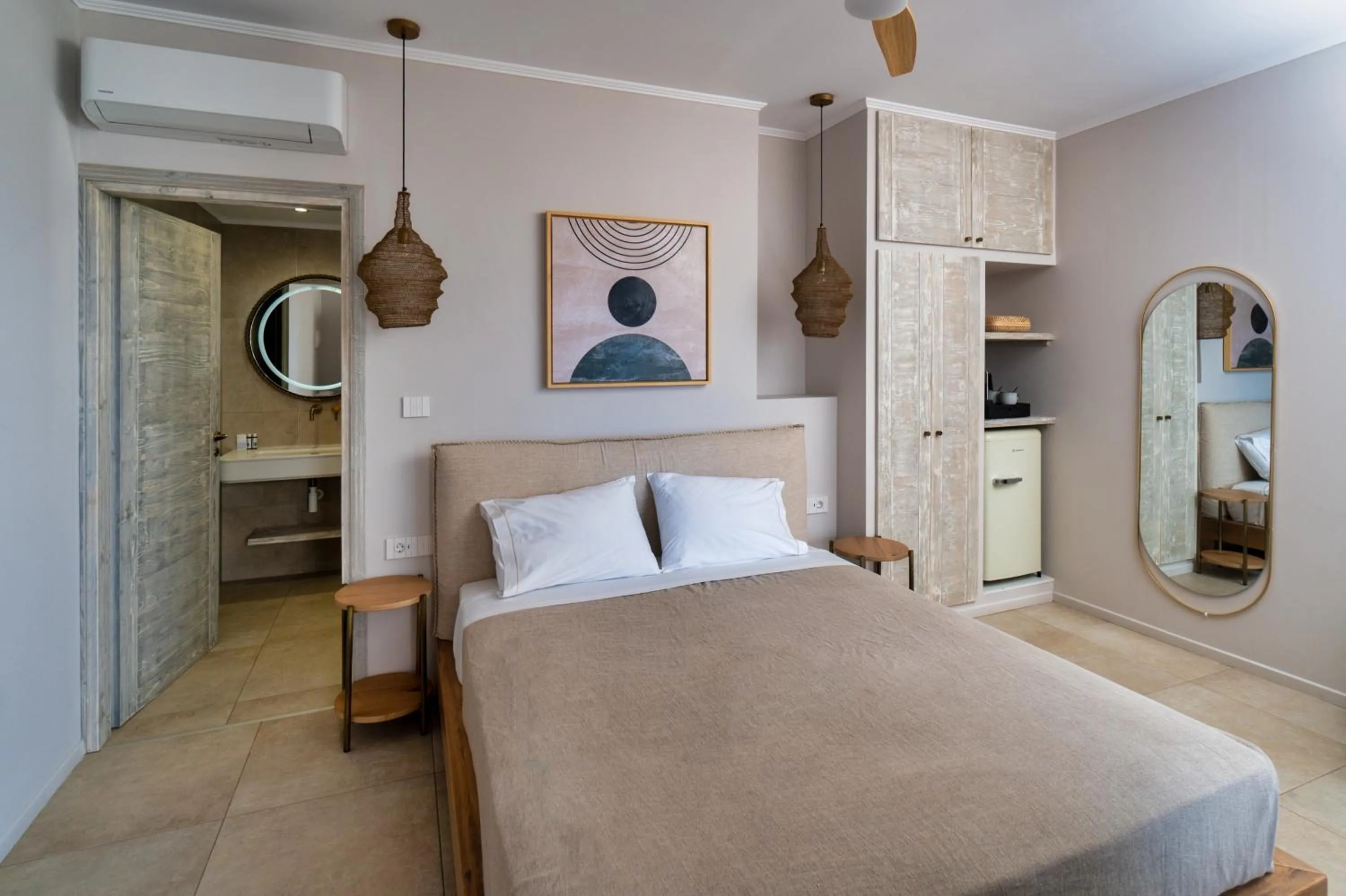 Photo of the whole room, Bed in Selene