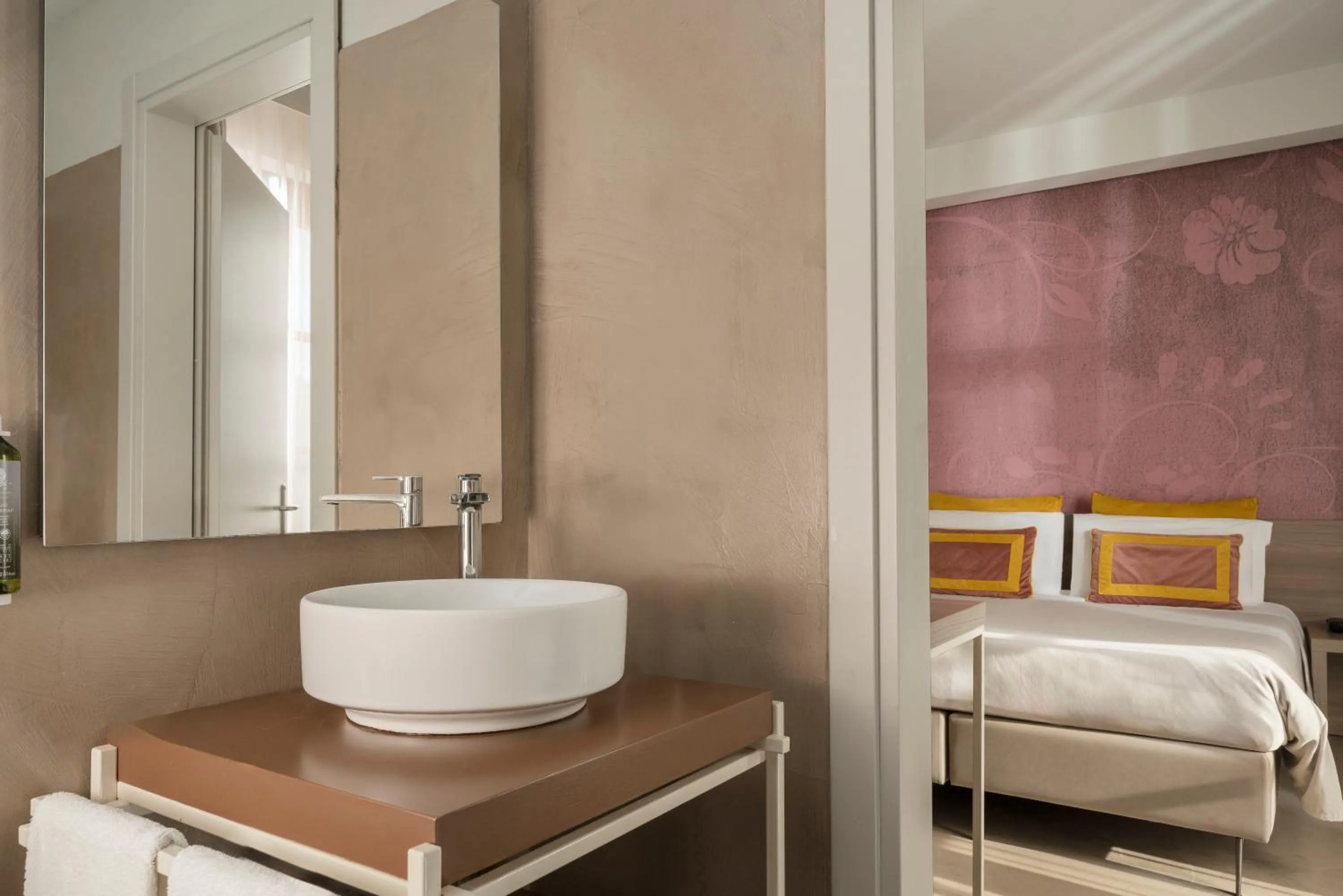 Bathroom, Bed in Hotel & Restaurant Casolare Le Terre Rosse