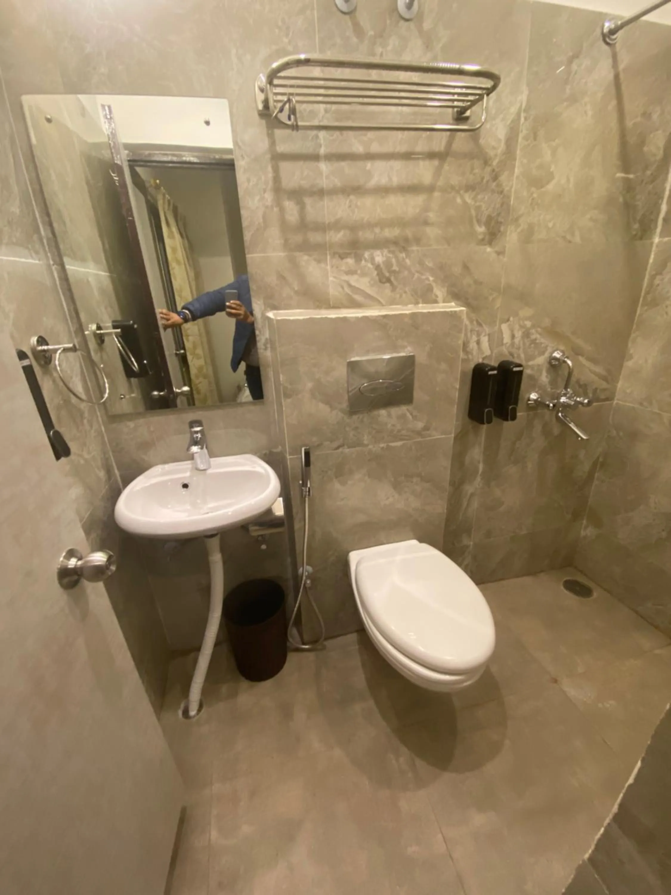 Shower in HOTEL ABODE