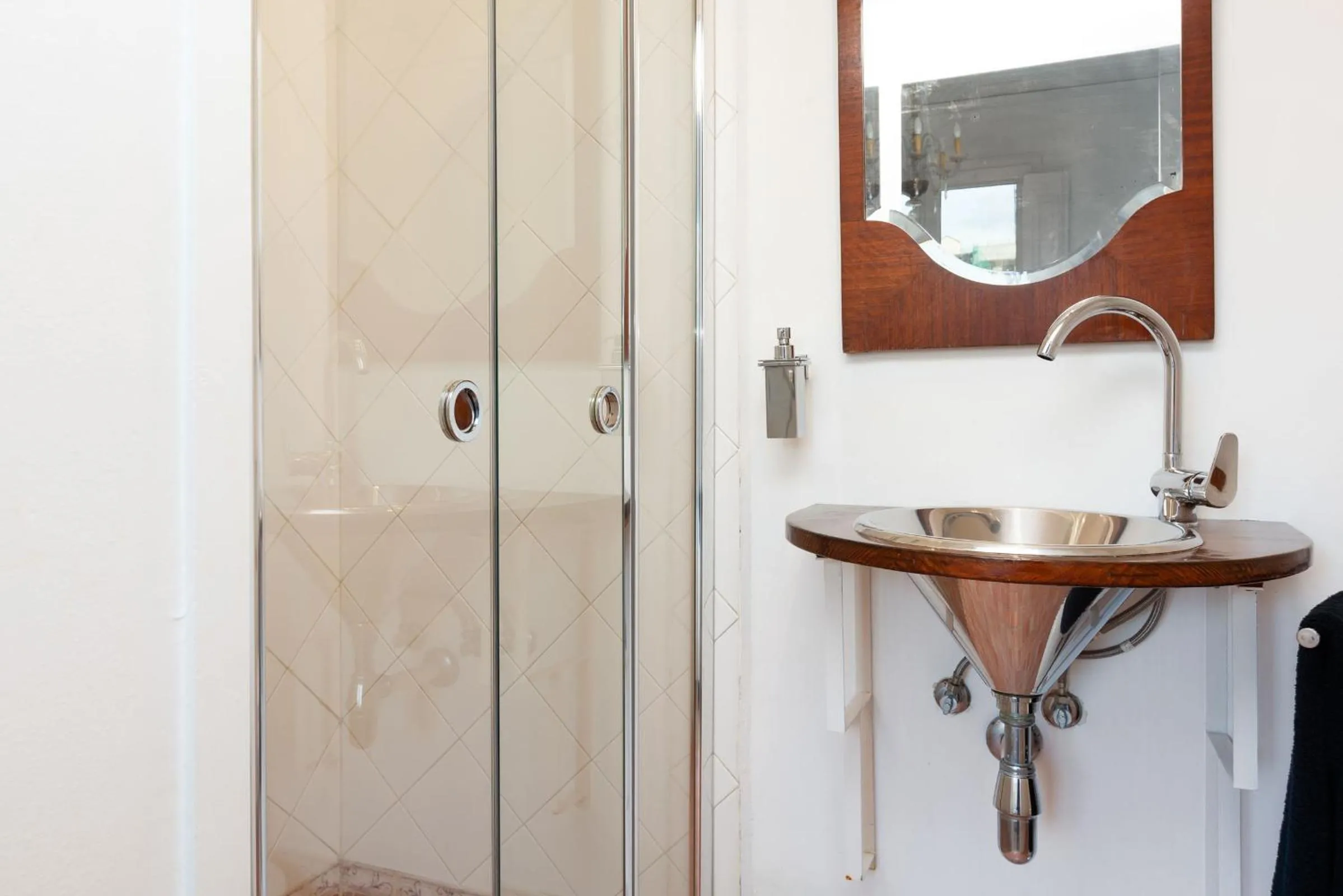 Bathroom in Sagrada Familia 4 Bedrooms "T R" by Scenario Llum