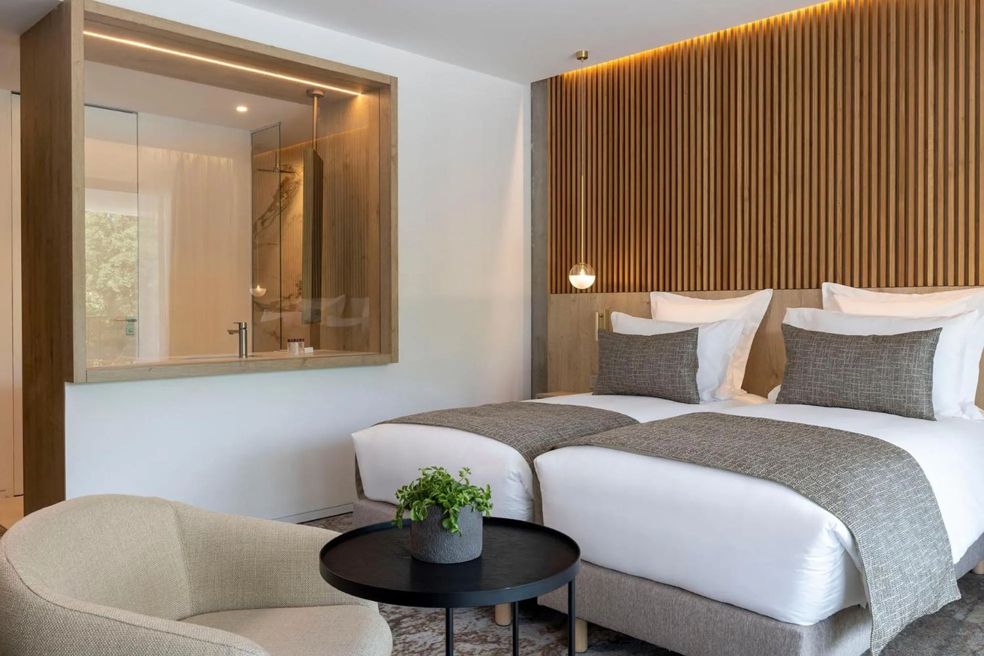 Photo of the whole room, Bed in Hôtel Spa Restaurant Villa Castellane