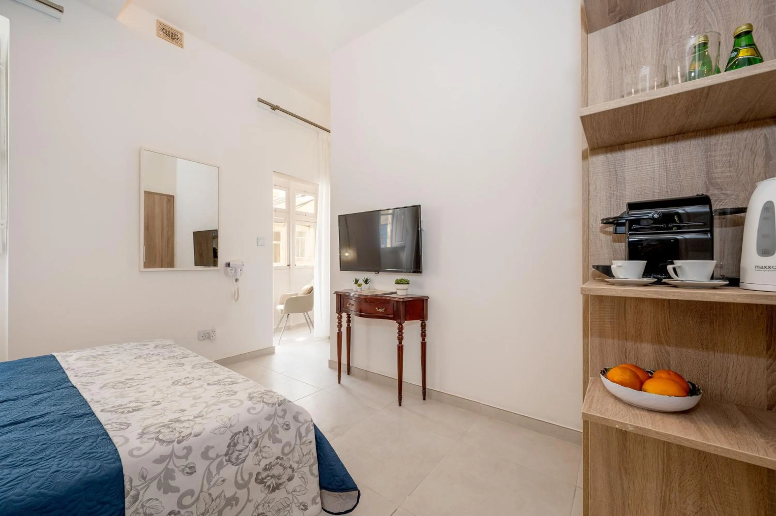 TV and multimedia, Bed in Vela Blu Boutique Suites