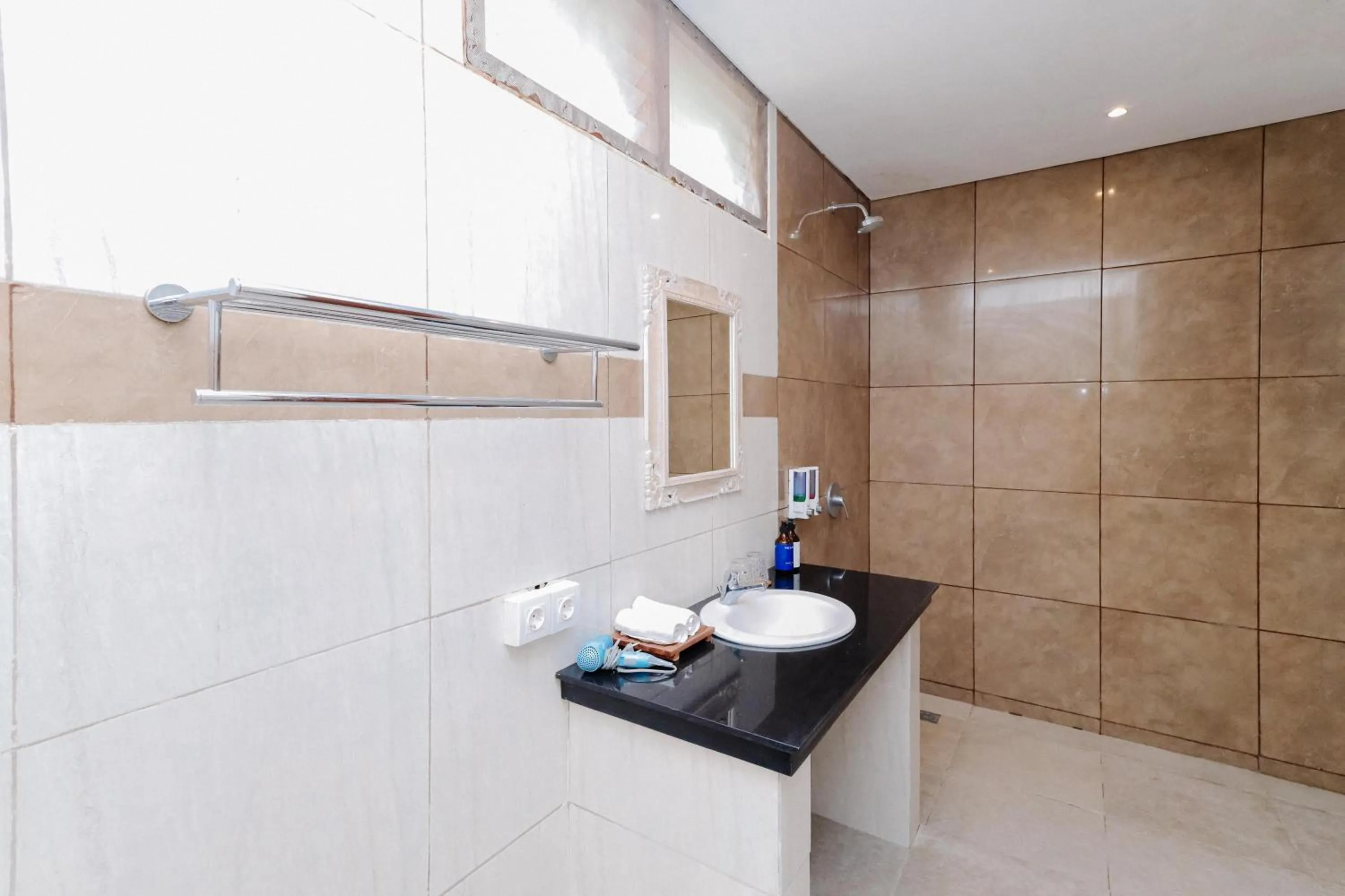 Bathroom in The Lavana Jhonny Kibung Villas Lembongan