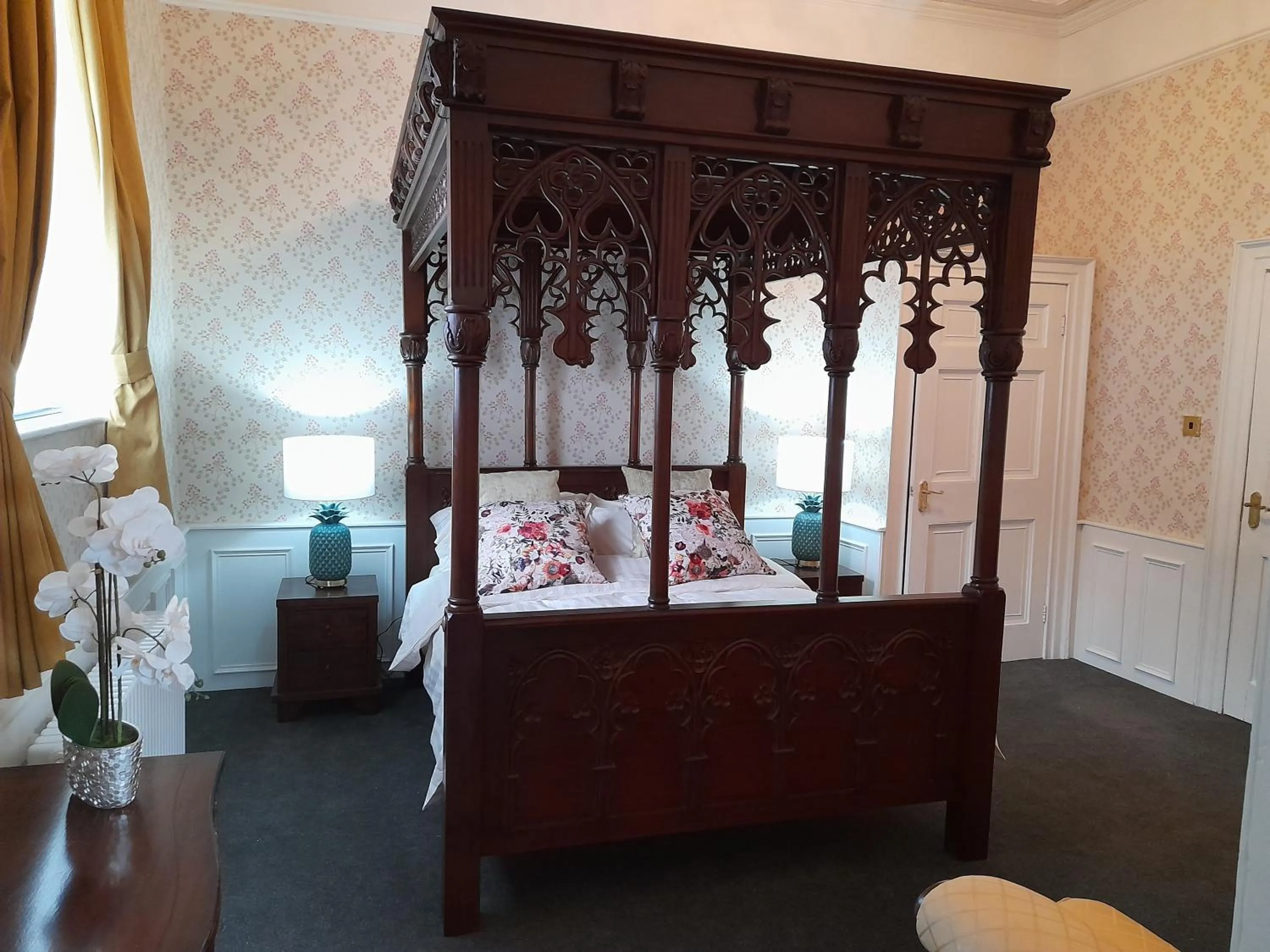 Photo of the whole room, Bed in Stone Court House