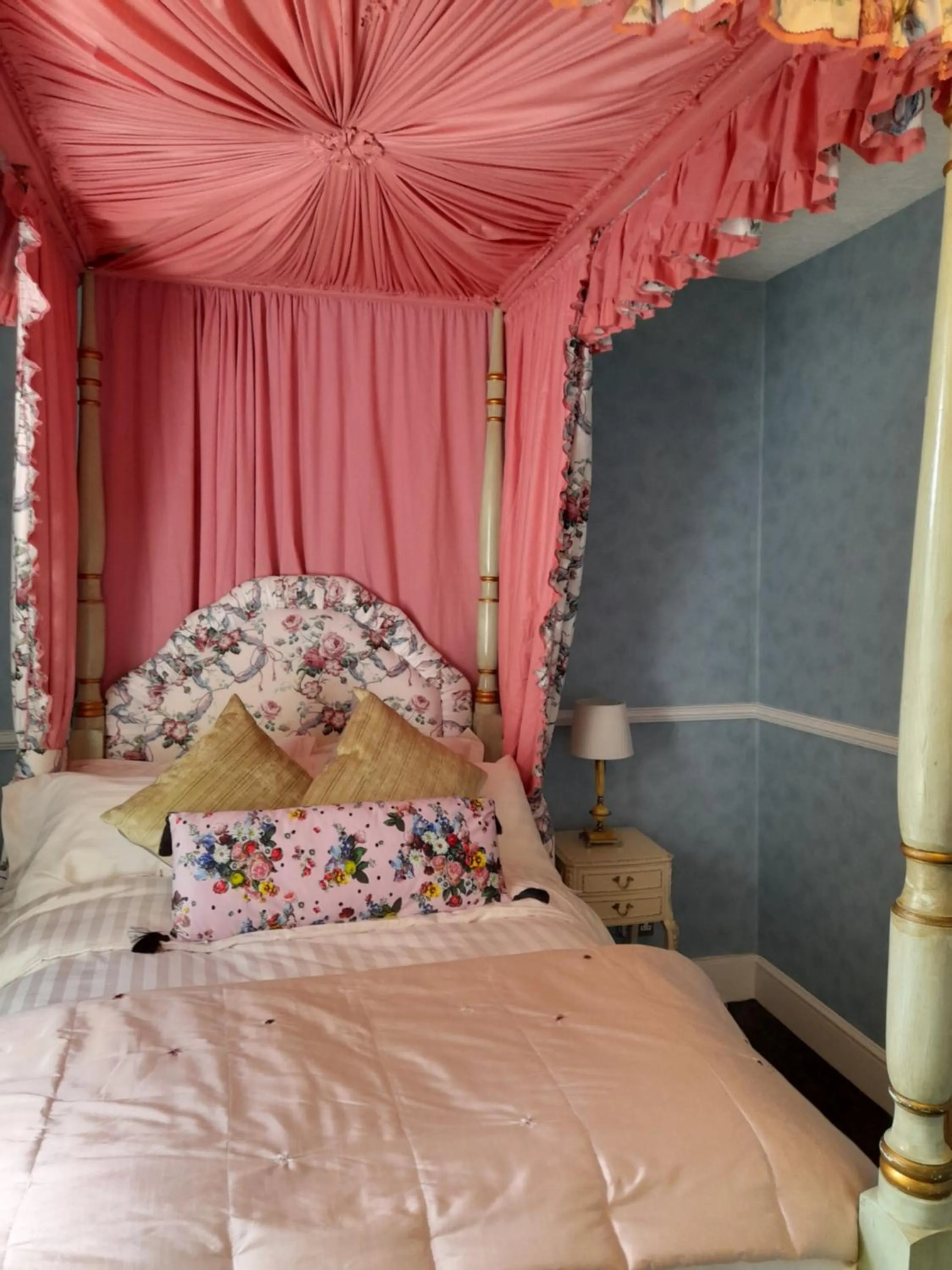 Bedroom, Bed in Stone Court House