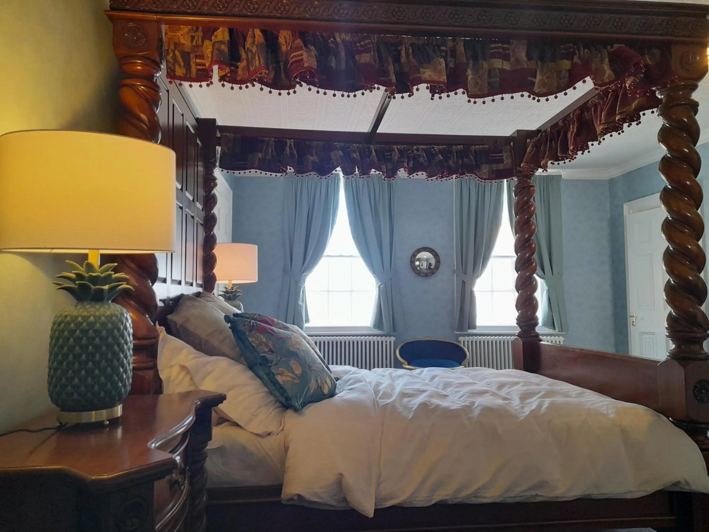 Photo of the whole room, Bed in Stone Court House