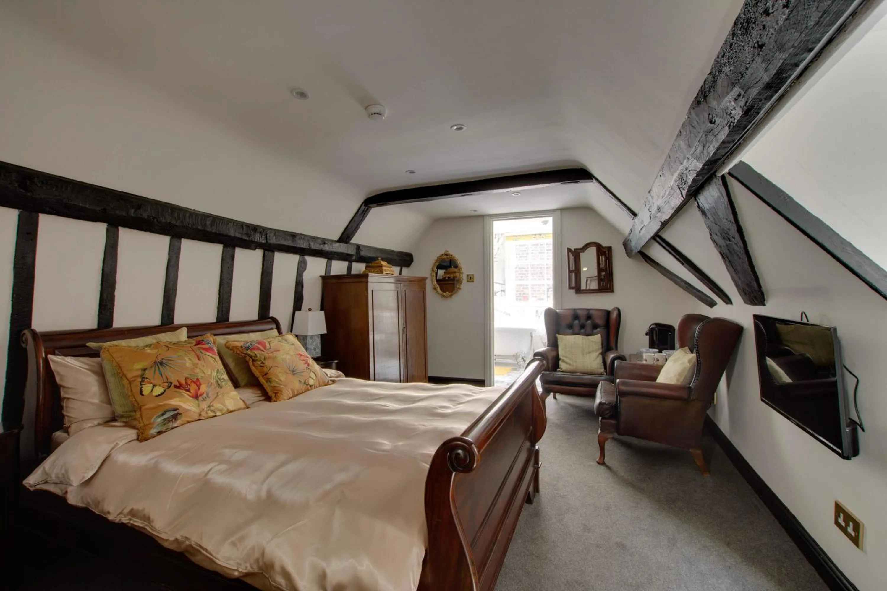 Photo of the whole room, Bed in Stone Court House