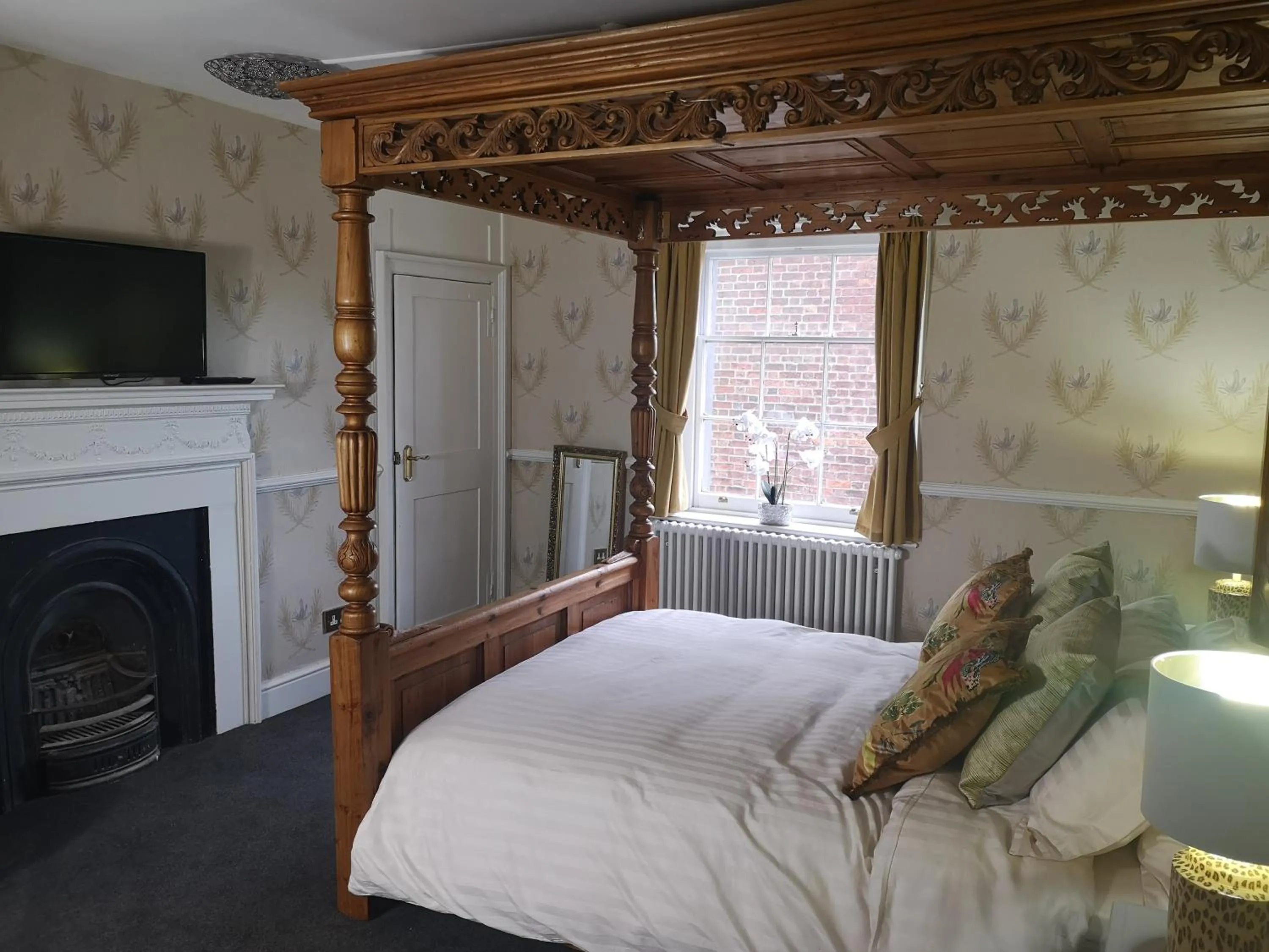 Photo of the whole room, Bed in Stone Court House