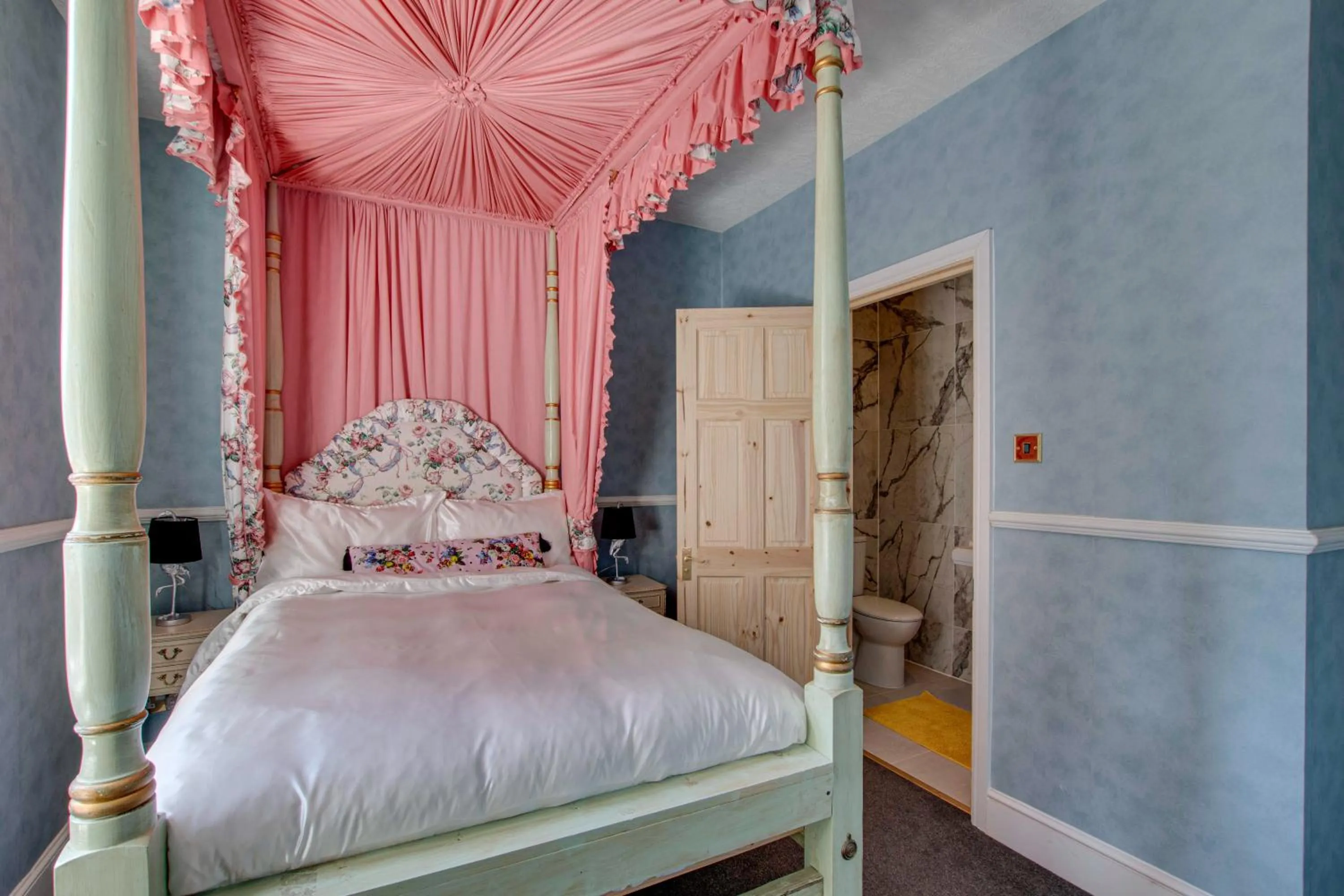 Photo of the whole room, Bed in Stone Court House