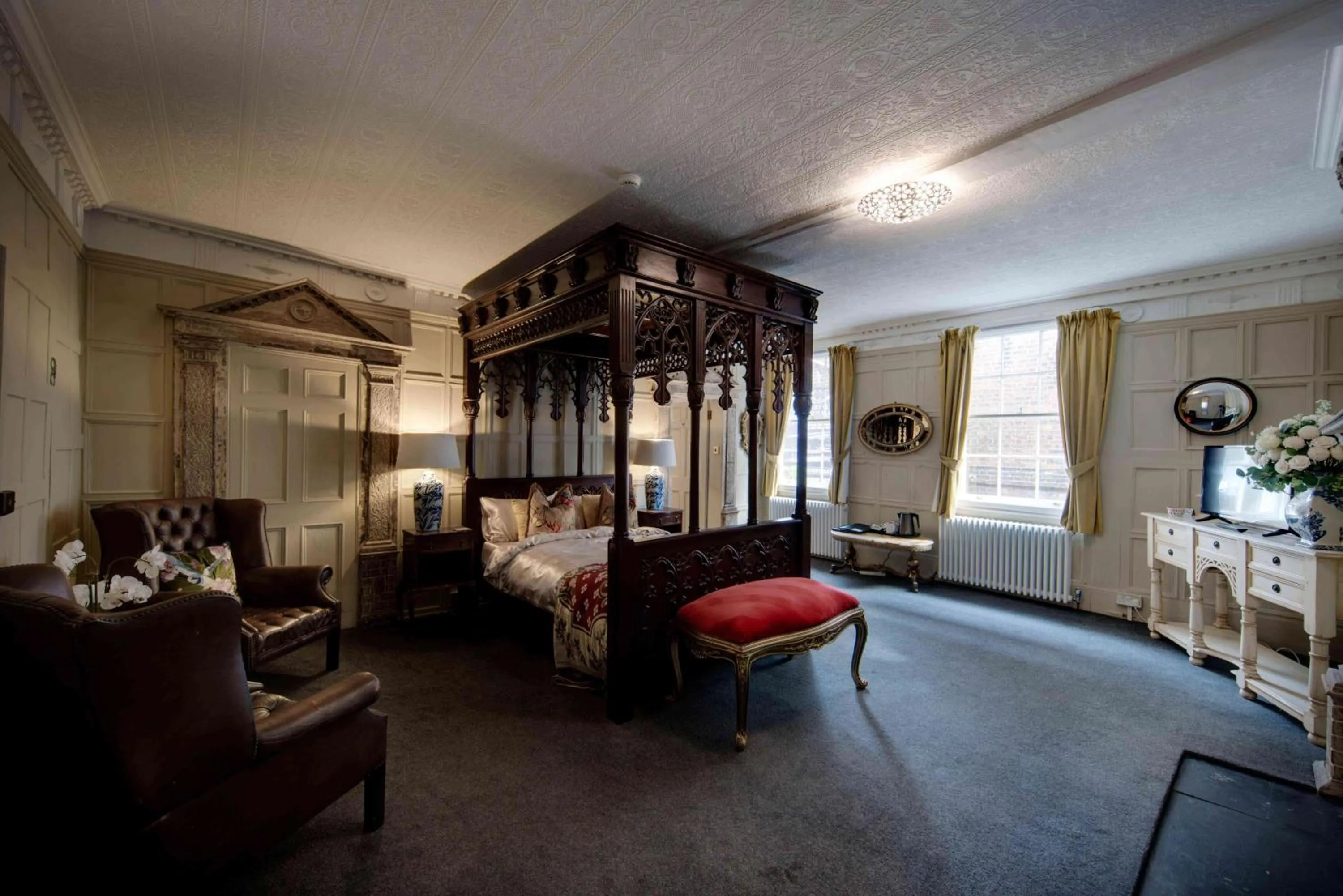 Photo of the whole room, Bed in Stone Court House
