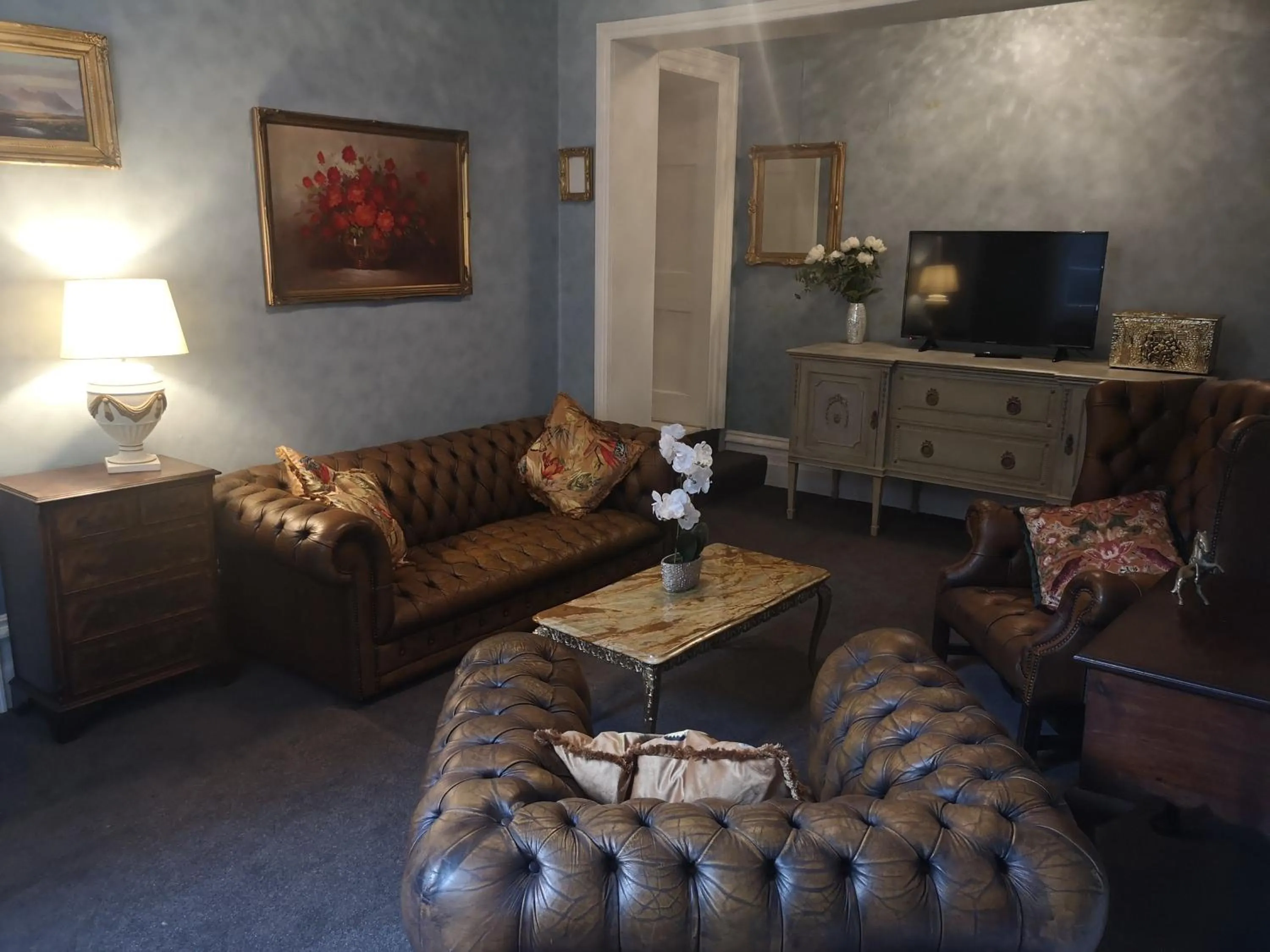 Communal lounge/ TV room in Stone Court House