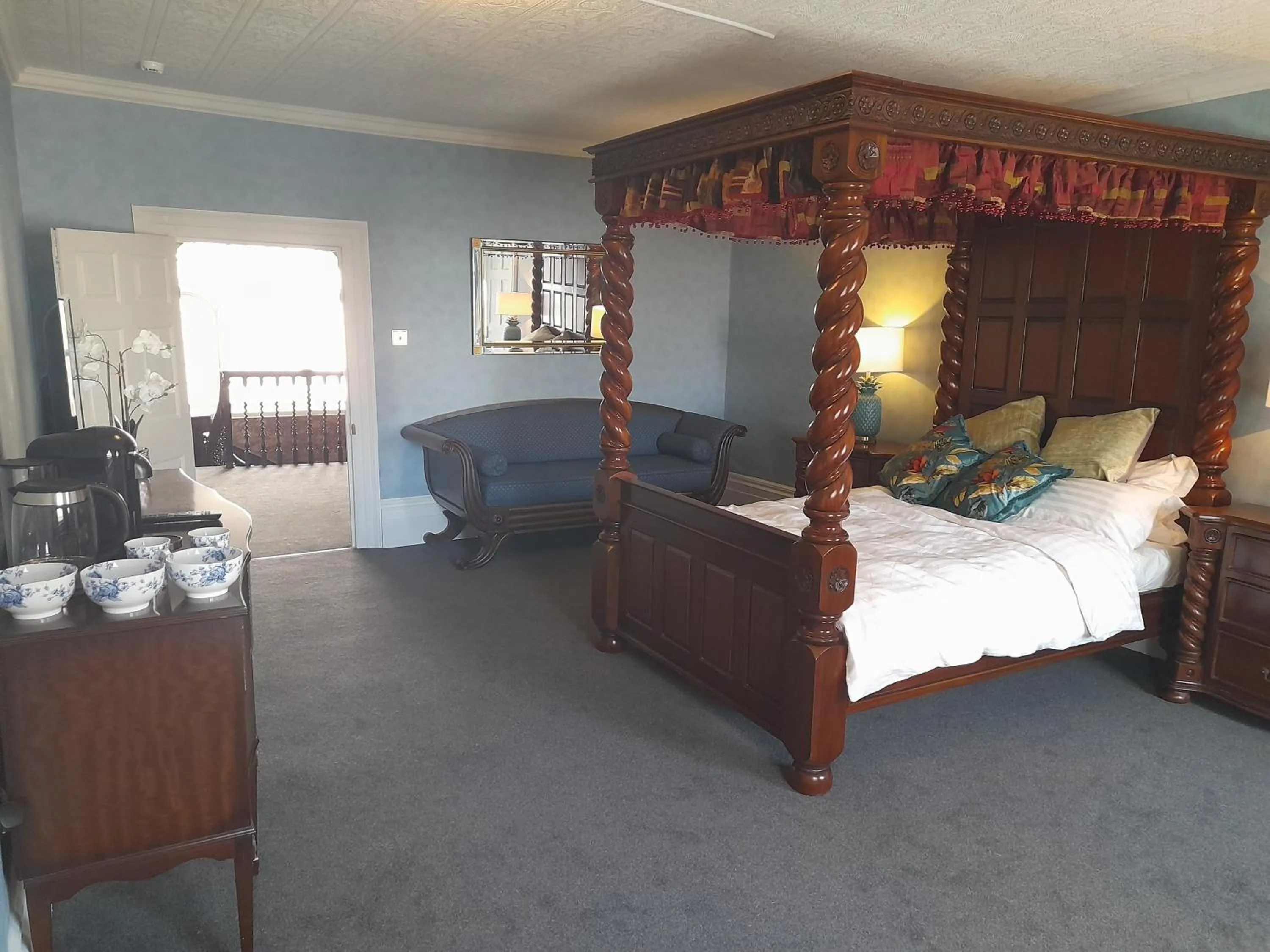 Photo of the whole room, Bed in Stone Court House