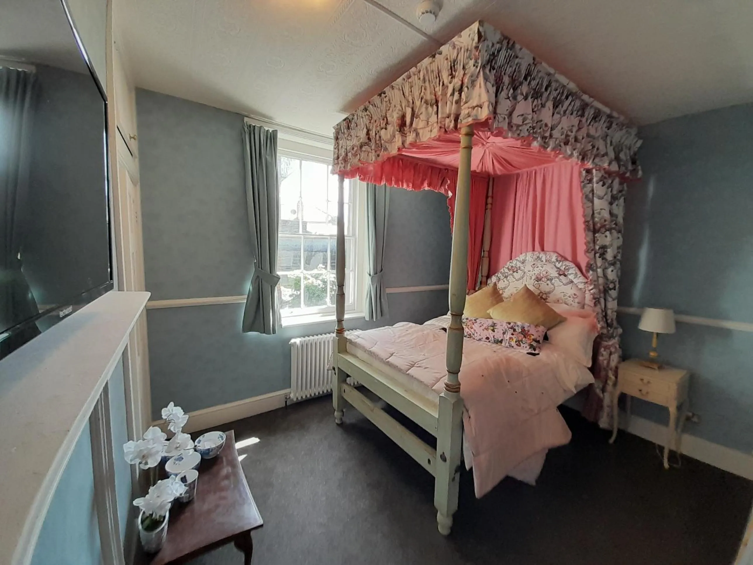 Photo of the whole room, Bed in Stone Court House