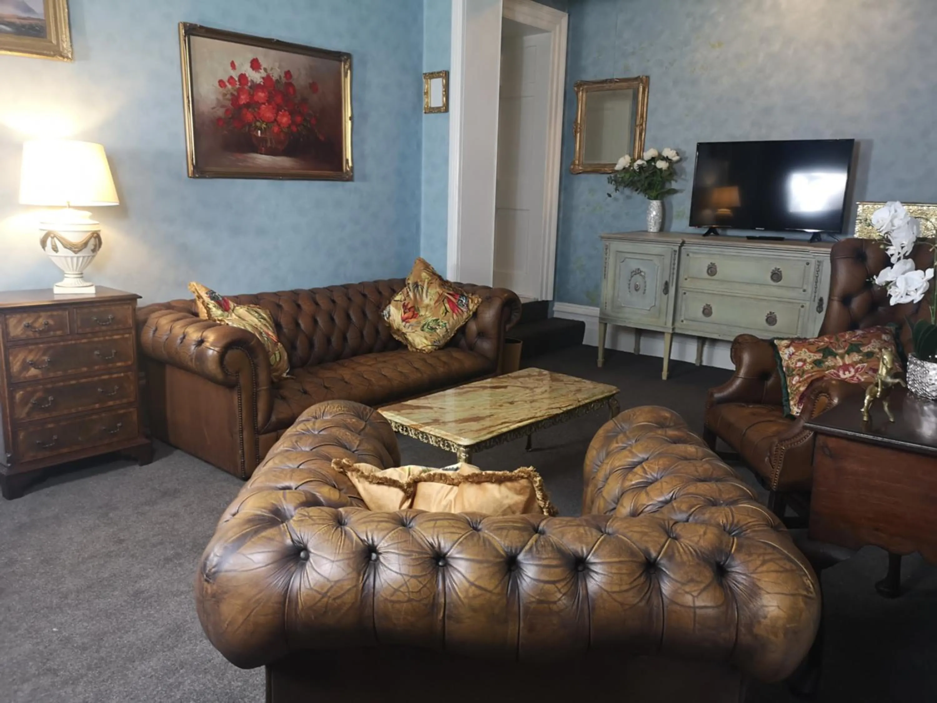 Communal lounge/ TV room in Stone Court House