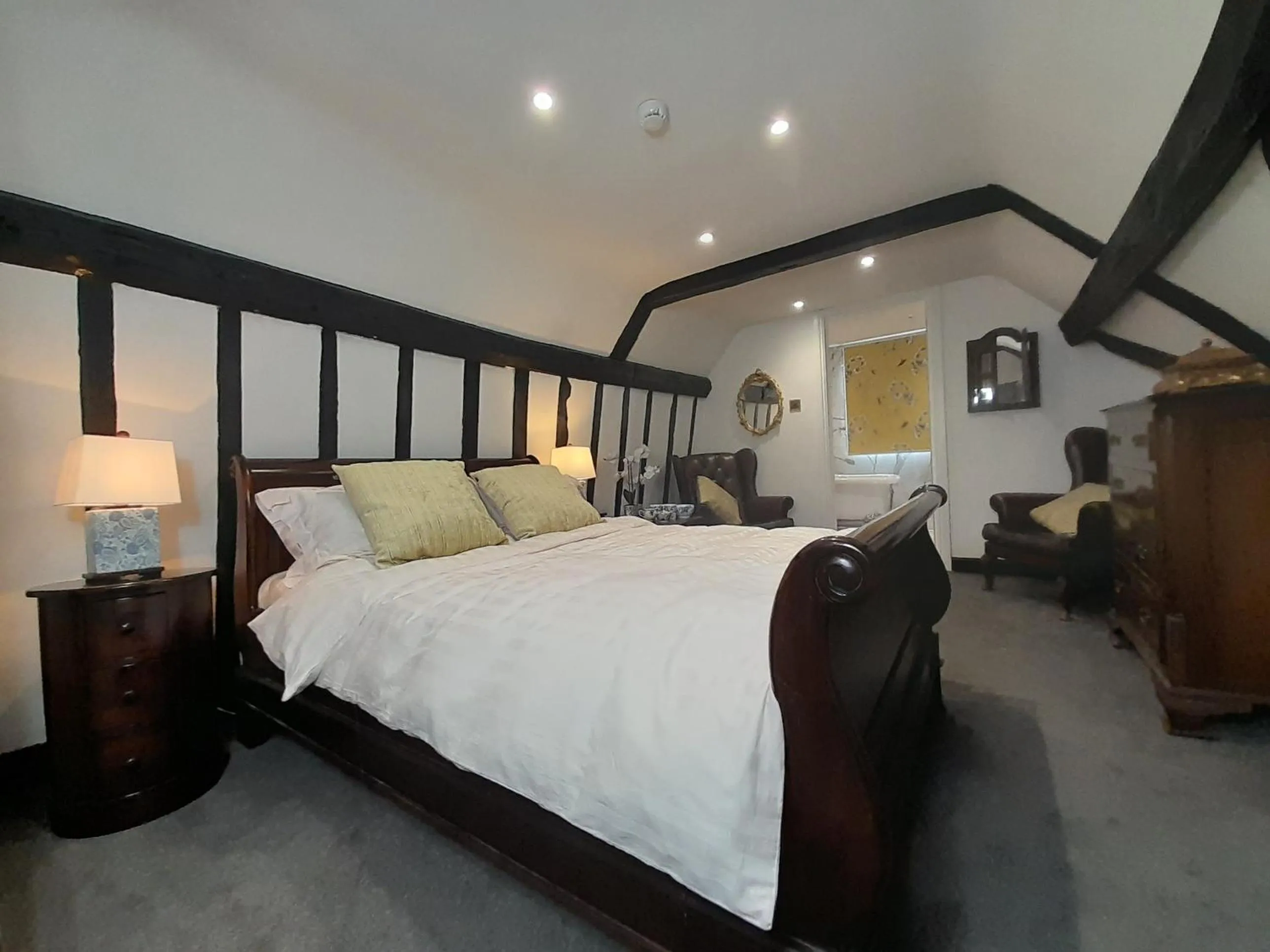 Photo of the whole room, Bed in Stone Court House