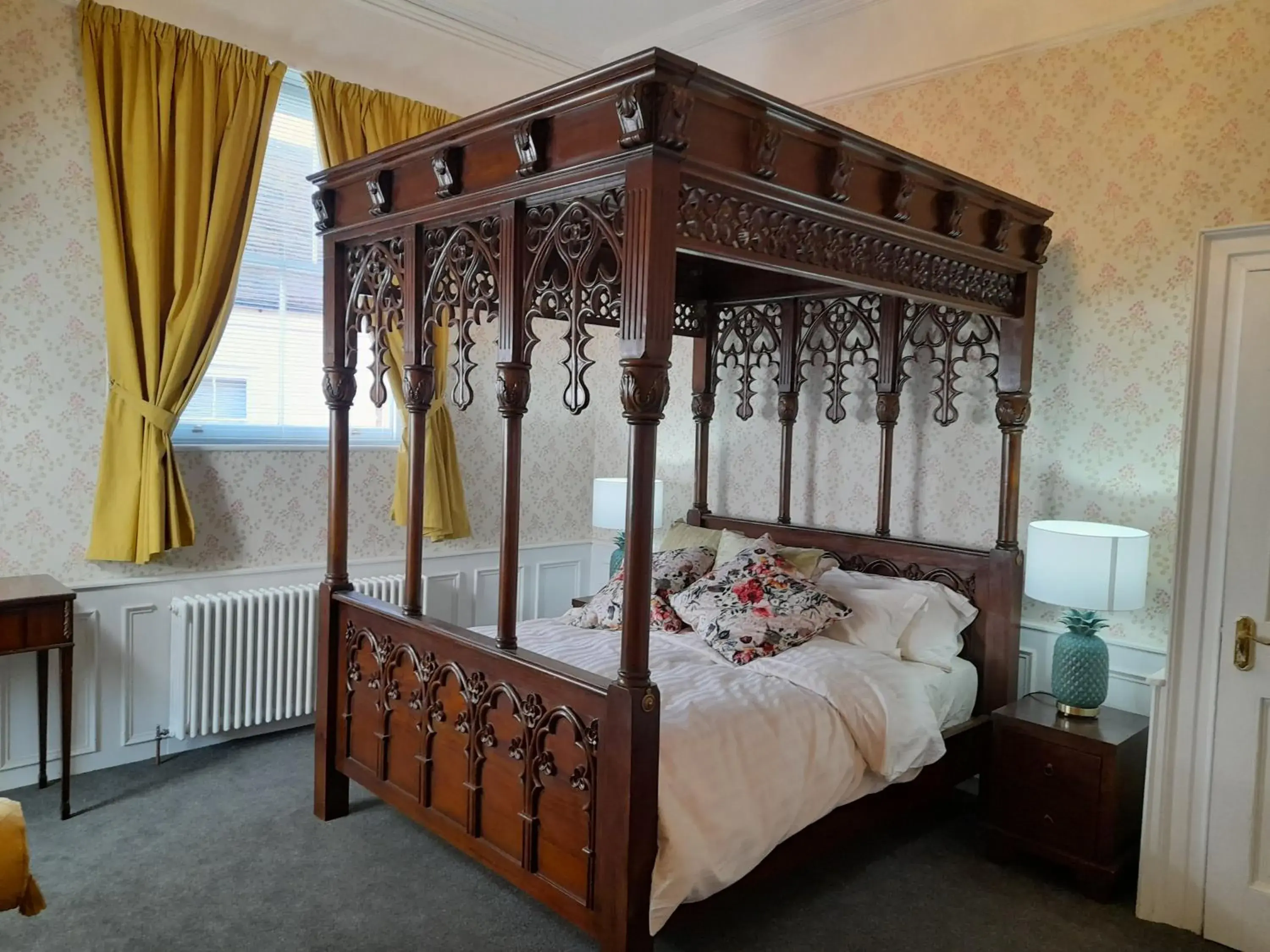 Superior Family Room in Stone Court House Superior Family Room in Stone Court House