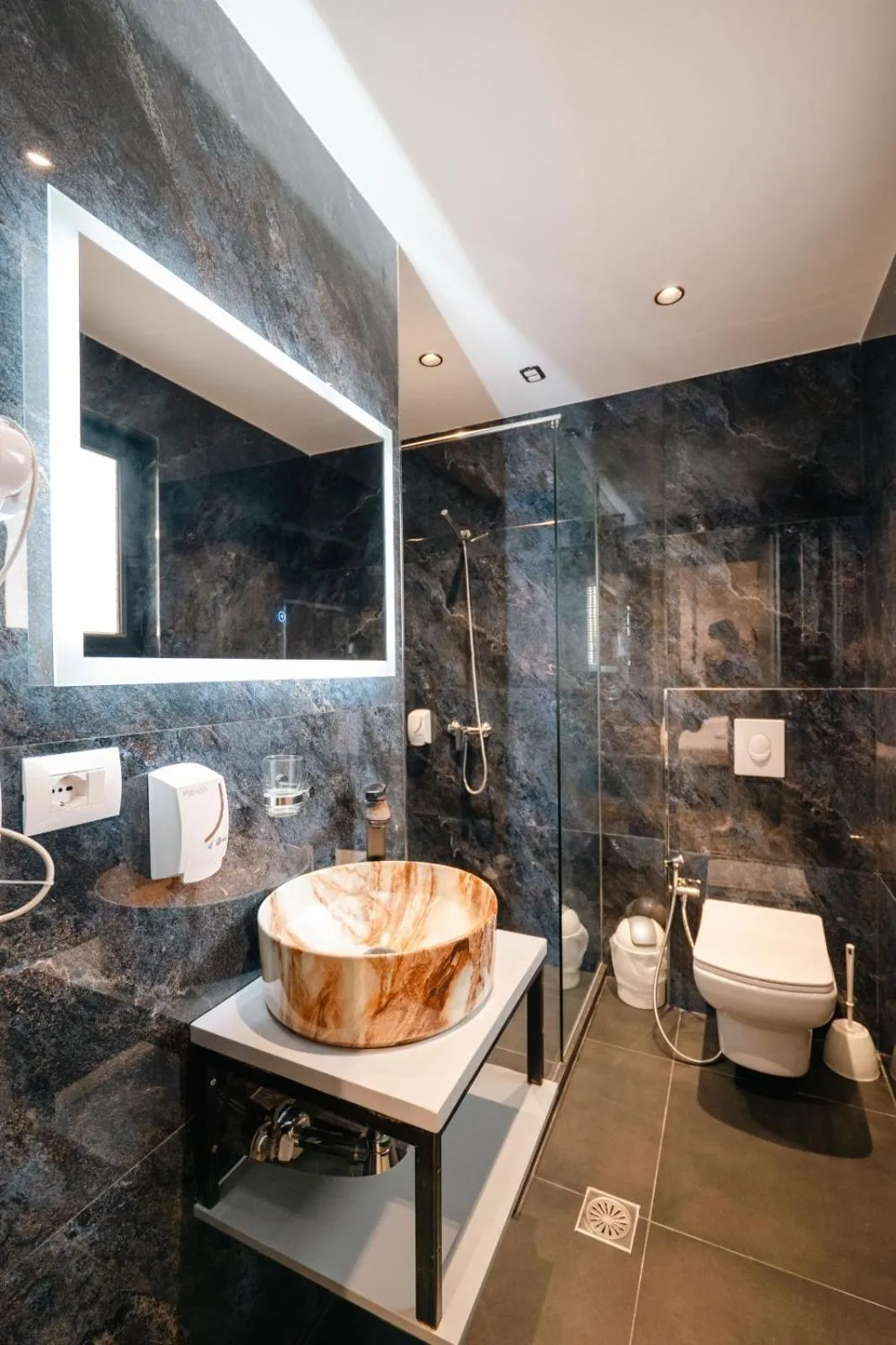 Shower in Hotel Eagle