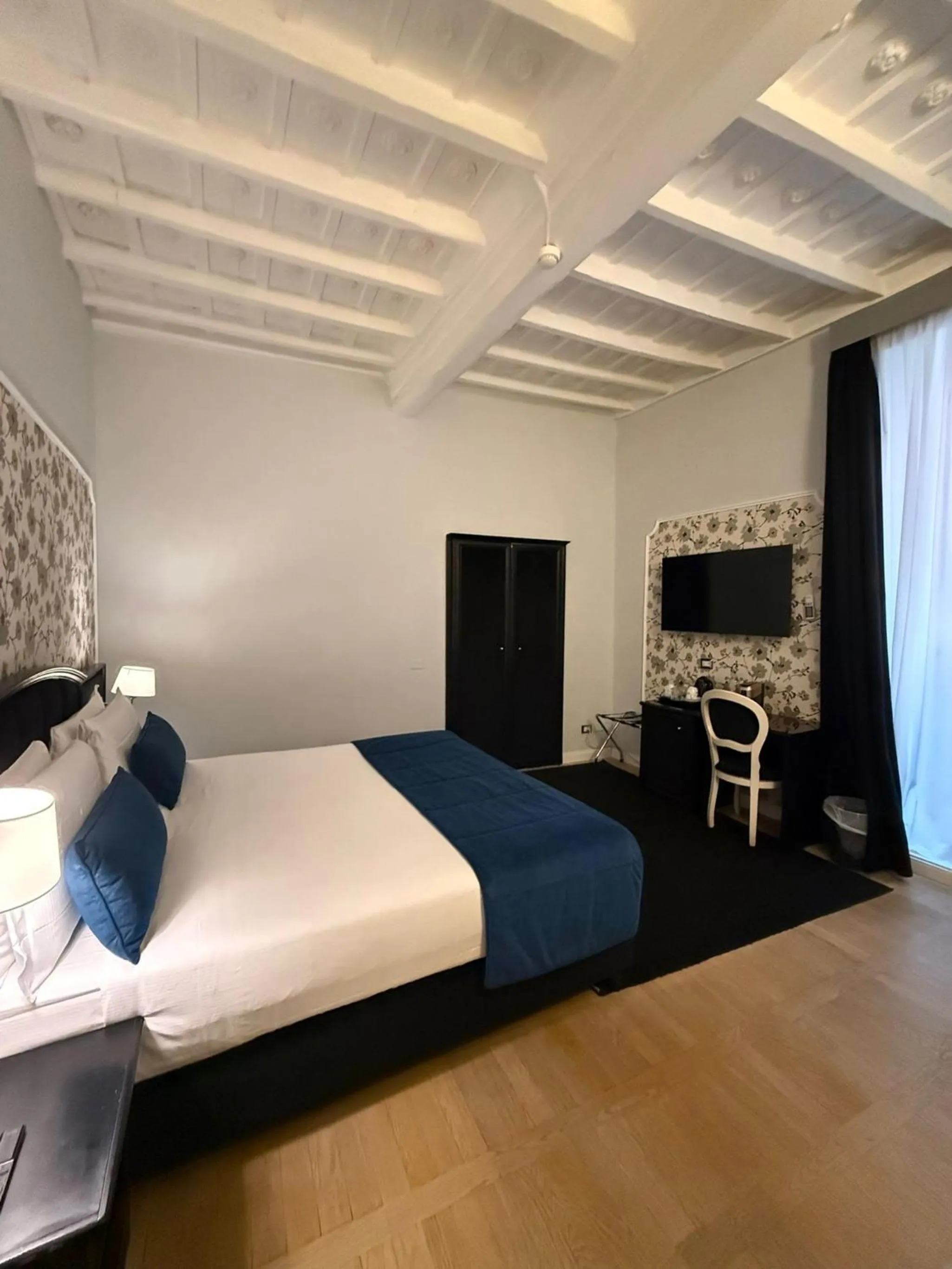 Bed in Relais Fontana Di Trevi Hotel