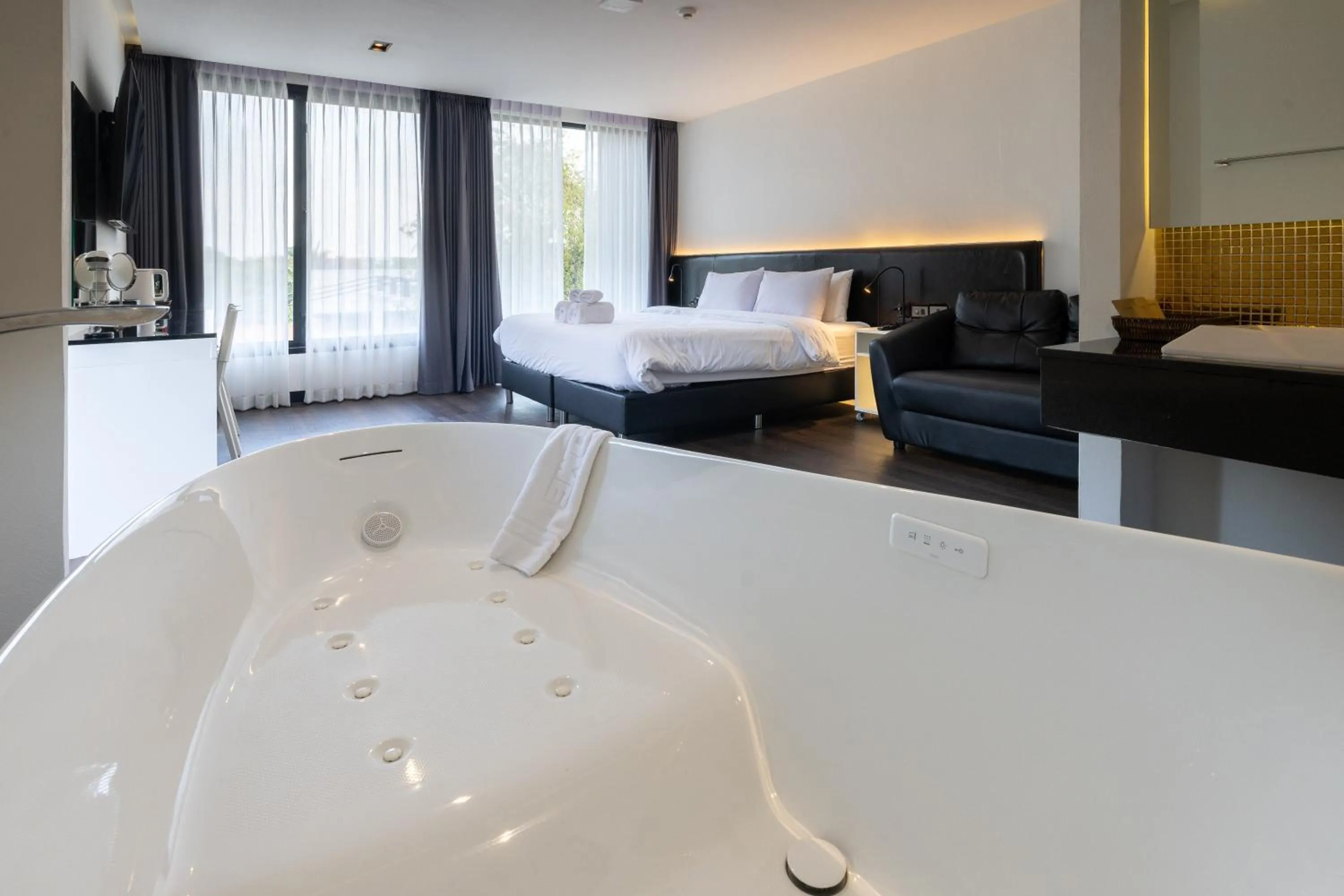 Photo of the whole room, Bed in NANEE Phra Singh